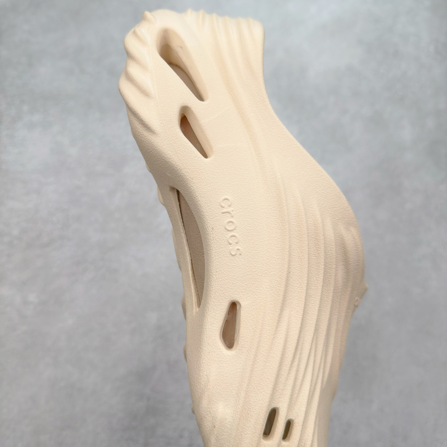 图片[6]-＃DG莞产 Crocs Classic Clog 卡骆驰经典简约休闲沙滩洞洞拖鞋凉鞋 旋风波波 透明防水袋包装 注意配件需单独购买 超轻Croslite专利材料打造 鞋面更加耐用易清洗 该鞋款轻盈舒适 2002年 经典克骆格诞生 秉承外形简单 穿着舒适的初衷 不断为消费者带来舒适的穿着体验 穿出“趣”味 鞋面洞洞可搭彰显个性的智必星 一鞋两穿 可调节式后跟带增添鞋身的稳固性能 放前面变成愜意舒适的凉拖 放后面行走跑跳更加稳妥 Croslite ™材料 封闭式细胞树脂 能够在体温作用下自动变形以适应脚部形状 涉水性优秀的同时易于清洁 抓地力强 不易打滑 Crocs的核心理念：轻便 灵活 全方位的舒适感 同步官方尺码：M4（36-37） M5（37-38）M6（38-39）M7（39-40）M8（41-42）M9（42-43）M10（43-44）M11（45-46）-选品中心