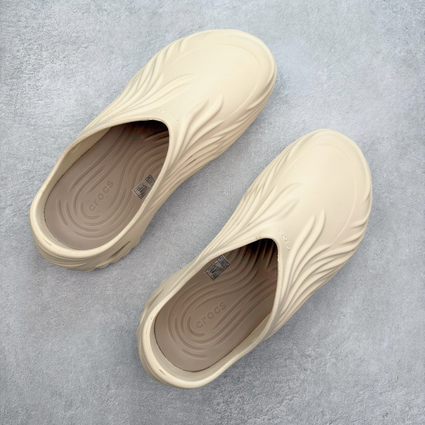 图片[3]-＃DG莞产 Crocs Classic Clog 卡骆驰经典简约休闲沙滩洞洞拖鞋凉鞋 旋风波波 透明防水袋包装 注意配件需单独购买 超轻Croslite专利材料打造 鞋面更加耐用易清洗 该鞋款轻盈舒适 2002年 经典克骆格诞生 秉承外形简单 穿着舒适的初衷 不断为消费者带来舒适的穿着体验 穿出“趣”味 鞋面洞洞可搭彰显个性的智必星 一鞋两穿 可调节式后跟带增添鞋身的稳固性能 放前面变成愜意舒适的凉拖 放后面行走跑跳更加稳妥 Croslite ™材料 封闭式细胞树脂 能够在体温作用下自动变形以适应脚部形状 涉水性优秀的同时易于清洁 抓地力强 不易打滑 Crocs的核心理念：轻便 灵活 全方位的舒适感 同步官方尺码：M4（36-37） M5（37-38）M6（38-39）M7（39-40）M8（41-42）M9（42-43）M10（43-44）M11（45-46）-选品中心