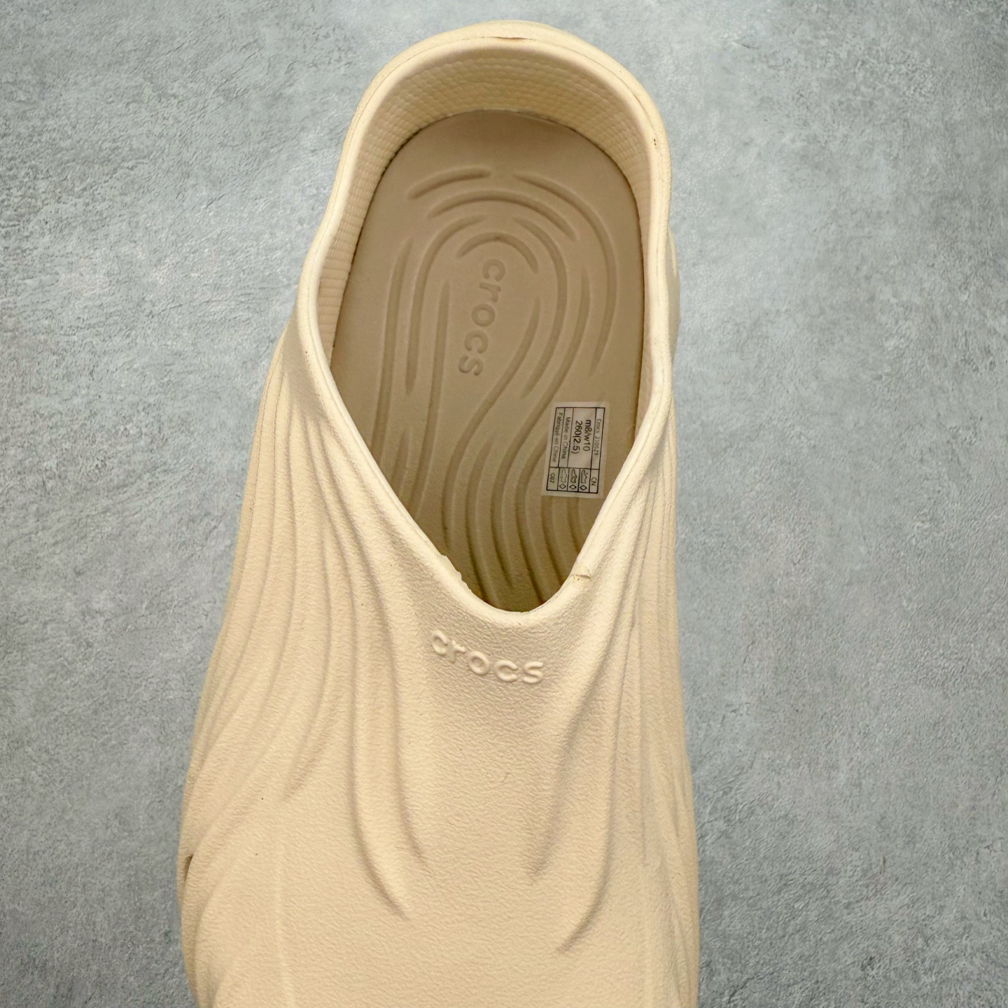 图片[5]-＃DG莞产 Crocs Classic Clog 卡骆驰经典简约休闲沙滩洞洞拖鞋凉鞋 旋风波波 透明防水袋包装 注意配件需单独购买 超轻Croslite专利材料打造 鞋面更加耐用易清洗 该鞋款轻盈舒适 2002年 经典克骆格诞生 秉承外形简单 穿着舒适的初衷 不断为消费者带来舒适的穿着体验 穿出“趣”味 鞋面洞洞可搭彰显个性的智必星 一鞋两穿 可调节式后跟带增添鞋身的稳固性能 放前面变成愜意舒适的凉拖 放后面行走跑跳更加稳妥 Croslite ™材料 封闭式细胞树脂 能够在体温作用下自动变形以适应脚部形状 涉水性优秀的同时易于清洁 抓地力强 不易打滑 Crocs的核心理念：轻便 灵活 全方位的舒适感 同步官方尺码：M4（36-37） M5（37-38）M6（38-39）M7（39-40）M8（41-42）M9（42-43）M10（43-44）M11（45-46）-选品中心