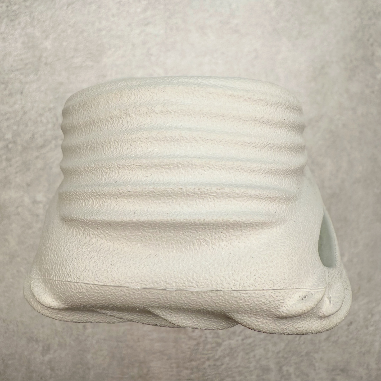 图片[8]-＃DG莞产 Crocs Classic Clog 卡骆驰经典简约休闲沙滩洞洞拖鞋凉鞋 旋风波波 透明防水袋包装 注意配件需单独购买 超轻Croslite专利材料打造 鞋面更加耐用易清洗 该鞋款轻盈舒适 2002年 经典克骆格诞生 秉承外形简单 穿着舒适的初衷 不断为消费者带来舒适的穿着体验 穿出“趣”味 鞋面洞洞可搭彰显个性的智必星 一鞋两穿 可调节式后跟带增添鞋身的稳固性能 放前面变成愜意舒适的凉拖 放后面行走跑跳更加稳妥 Croslite ™材料 封闭式细胞树脂 能够在体温作用下自动变形以适应脚部形状 涉水性优秀的同时易于清洁 抓地力强 不易打滑 Crocs的核心理念：轻便 灵活 全方位的舒适感 同步官方尺码：M4（36-37） M5（37-38）M6（38-39）M7（39-40）M8（41-42）M9（42-43）M10（43-44）M11（45-46）-选品中心