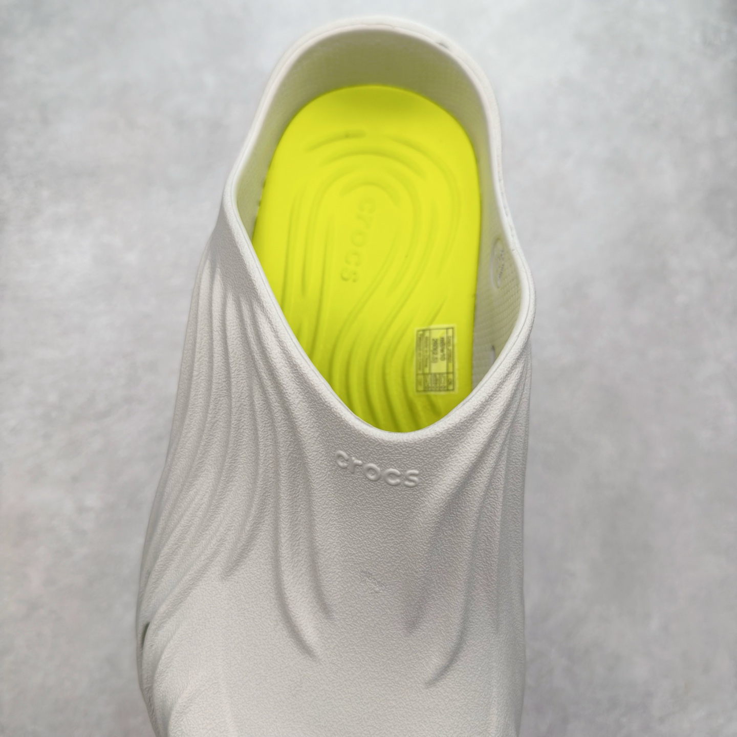 图片[5]-＃DG莞产 Crocs Classic Clog 卡骆驰经典简约休闲沙滩洞洞拖鞋凉鞋 旋风波波 透明防水袋包装 注意配件需单独购买 超轻Croslite专利材料打造 鞋面更加耐用易清洗 该鞋款轻盈舒适 2002年 经典克骆格诞生 秉承外形简单 穿着舒适的初衷 不断为消费者带来舒适的穿着体验 穿出“趣”味 鞋面洞洞可搭彰显个性的智必星 一鞋两穿 可调节式后跟带增添鞋身的稳固性能 放前面变成愜意舒适的凉拖 放后面行走跑跳更加稳妥 Croslite ™材料 封闭式细胞树脂 能够在体温作用下自动变形以适应脚部形状 涉水性优秀的同时易于清洁 抓地力强 不易打滑 Crocs的核心理念：轻便 灵活 全方位的舒适感 同步官方尺码：M4（36-37） M5（37-38）M6（38-39）M7（39-40）M8（41-42）M9（42-43）M10（43-44）M11（45-46）-选品中心