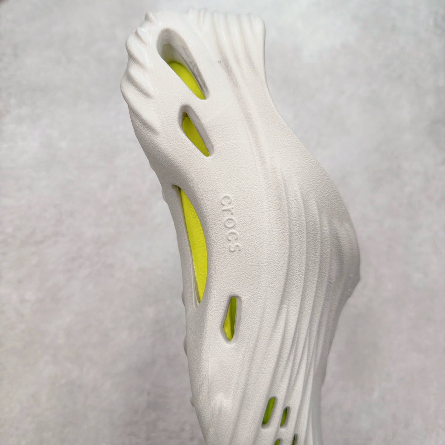 图片[6]-＃DG莞产 Crocs Classic Clog 卡骆驰经典简约休闲沙滩洞洞拖鞋凉鞋 旋风波波 透明防水袋包装 注意配件需单独购买 超轻Croslite专利材料打造 鞋面更加耐用易清洗 该鞋款轻盈舒适 2002年 经典克骆格诞生 秉承外形简单 穿着舒适的初衷 不断为消费者带来舒适的穿着体验 穿出“趣”味 鞋面洞洞可搭彰显个性的智必星 一鞋两穿 可调节式后跟带增添鞋身的稳固性能 放前面变成愜意舒适的凉拖 放后面行走跑跳更加稳妥 Croslite ™材料 封闭式细胞树脂 能够在体温作用下自动变形以适应脚部形状 涉水性优秀的同时易于清洁 抓地力强 不易打滑 Crocs的核心理念：轻便 灵活 全方位的舒适感 同步官方尺码：M4（36-37） M5（37-38）M6（38-39）M7（39-40）M8（41-42）M9（42-43）M10（43-44）M11（45-46）-选品中心