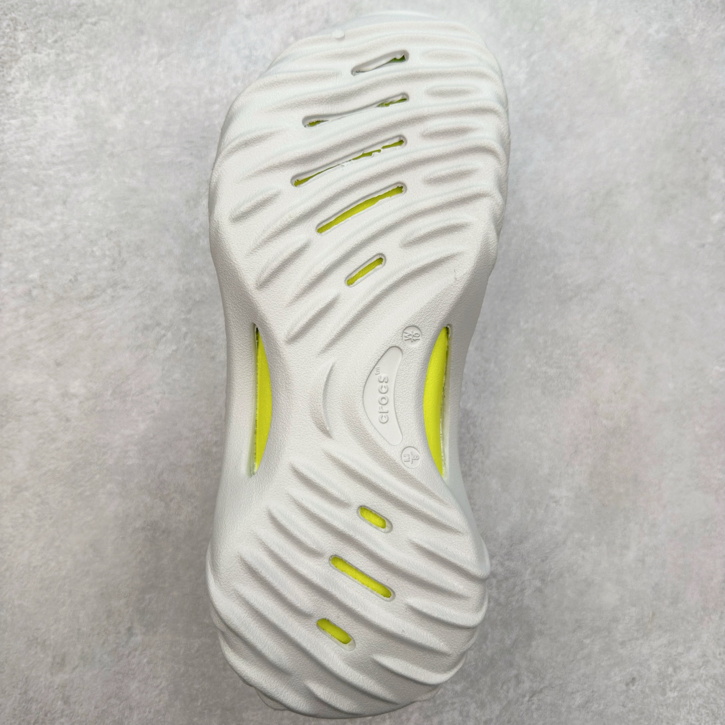 图片[9]-＃DG莞产 Crocs Classic Clog 卡骆驰经典简约休闲沙滩洞洞拖鞋凉鞋 旋风波波 透明防水袋包装 注意配件需单独购买 超轻Croslite专利材料打造 鞋面更加耐用易清洗 该鞋款轻盈舒适 2002年 经典克骆格诞生 秉承外形简单 穿着舒适的初衷 不断为消费者带来舒适的穿着体验 穿出“趣”味 鞋面洞洞可搭彰显个性的智必星 一鞋两穿 可调节式后跟带增添鞋身的稳固性能 放前面变成愜意舒适的凉拖 放后面行走跑跳更加稳妥 Croslite ™材料 封闭式细胞树脂 能够在体温作用下自动变形以适应脚部形状 涉水性优秀的同时易于清洁 抓地力强 不易打滑 Crocs的核心理念：轻便 灵活 全方位的舒适感 同步官方尺码：M4（36-37） M5（37-38）M6（38-39）M7（39-40）M8（41-42）M9（42-43）M10（43-44）M11（45-46）-选品中心