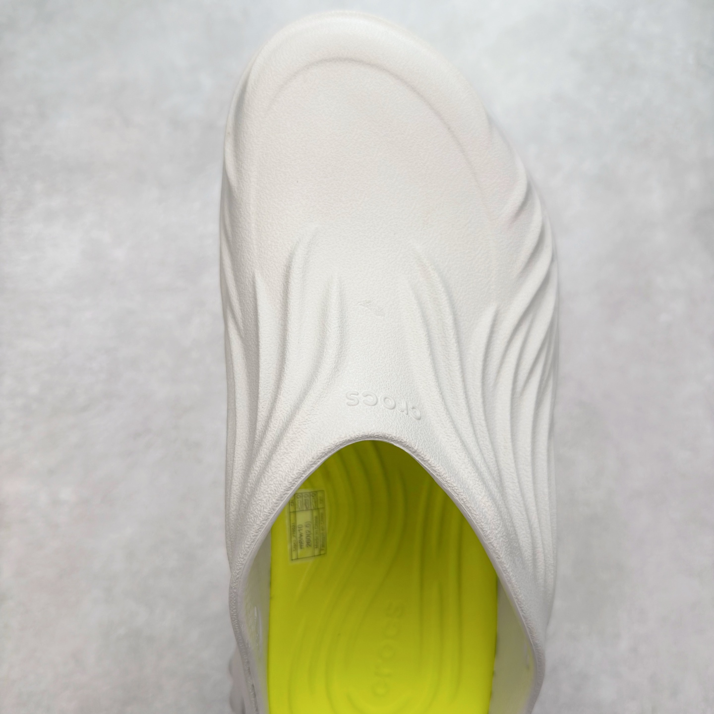 图片[4]-＃DG莞产 Crocs Classic Clog 卡骆驰经典简约休闲沙滩洞洞拖鞋凉鞋 旋风波波 透明防水袋包装 注意配件需单独购买 超轻Croslite专利材料打造 鞋面更加耐用易清洗 该鞋款轻盈舒适 2002年 经典克骆格诞生 秉承外形简单 穿着舒适的初衷 不断为消费者带来舒适的穿着体验 穿出“趣”味 鞋面洞洞可搭彰显个性的智必星 一鞋两穿 可调节式后跟带增添鞋身的稳固性能 放前面变成愜意舒适的凉拖 放后面行走跑跳更加稳妥 Croslite ™材料 封闭式细胞树脂 能够在体温作用下自动变形以适应脚部形状 涉水性优秀的同时易于清洁 抓地力强 不易打滑 Crocs的核心理念：轻便 灵活 全方位的舒适感 同步官方尺码：M4（36-37） M5（37-38）M6（38-39）M7（39-40）M8（41-42）M9（42-43）M10（43-44）M11（45-46）-选品中心