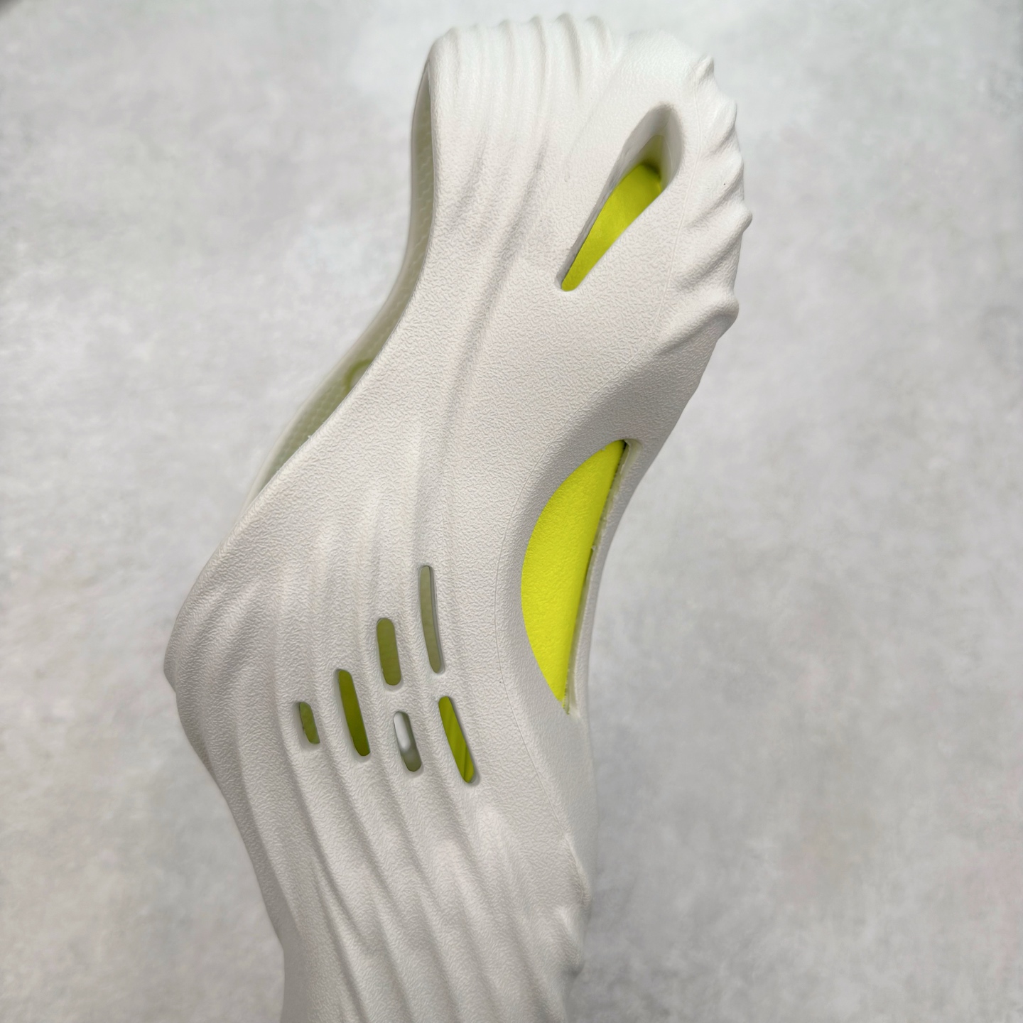 图片[7]-＃DG莞产 Crocs Classic Clog 卡骆驰经典简约休闲沙滩洞洞拖鞋凉鞋 旋风波波 透明防水袋包装 注意配件需单独购买 超轻Croslite专利材料打造 鞋面更加耐用易清洗 该鞋款轻盈舒适 2002年 经典克骆格诞生 秉承外形简单 穿着舒适的初衷 不断为消费者带来舒适的穿着体验 穿出“趣”味 鞋面洞洞可搭彰显个性的智必星 一鞋两穿 可调节式后跟带增添鞋身的稳固性能 放前面变成愜意舒适的凉拖 放后面行走跑跳更加稳妥 Croslite ™材料 封闭式细胞树脂 能够在体温作用下自动变形以适应脚部形状 涉水性优秀的同时易于清洁 抓地力强 不易打滑 Crocs的核心理念：轻便 灵活 全方位的舒适感 同步官方尺码：M4（36-37） M5（37-38）M6（38-39）M7（39-40）M8（41-42）M9（42-43）M10（43-44）M11（45-46）-选品中心