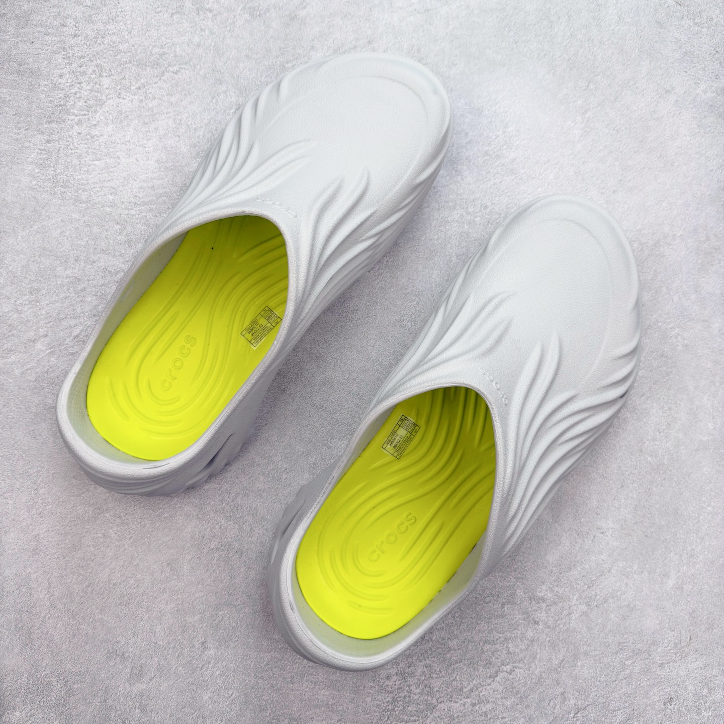 图片[3]-＃DG莞产 Crocs Classic Clog 卡骆驰经典简约休闲沙滩洞洞拖鞋凉鞋 旋风波波 透明防水袋包装 注意配件需单独购买 超轻Croslite专利材料打造 鞋面更加耐用易清洗 该鞋款轻盈舒适 2002年 经典克骆格诞生 秉承外形简单 穿着舒适的初衷 不断为消费者带来舒适的穿着体验 穿出“趣”味 鞋面洞洞可搭彰显个性的智必星 一鞋两穿 可调节式后跟带增添鞋身的稳固性能 放前面变成愜意舒适的凉拖 放后面行走跑跳更加稳妥 Croslite ™材料 封闭式细胞树脂 能够在体温作用下自动变形以适应脚部形状 涉水性优秀的同时易于清洁 抓地力强 不易打滑 Crocs的核心理念：轻便 灵活 全方位的舒适感 同步官方尺码：M4（36-37） M5（37-38）M6（38-39）M7（39-40）M8（41-42）M9（42-43）M10（43-44）M11（45-46）-选品中心