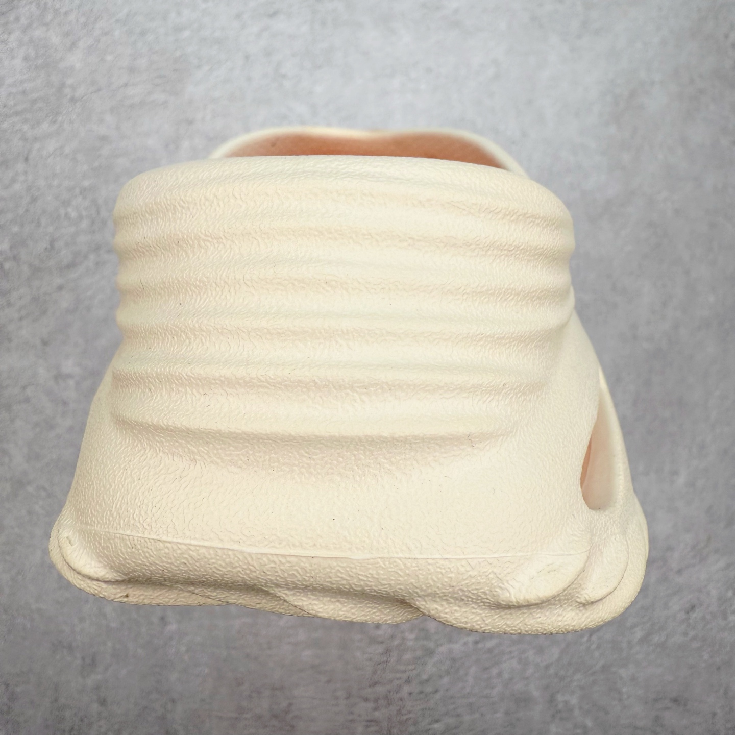 图片[8]-＃DG莞产 Crocs Classic Clog 卡骆驰经典简约休闲沙滩洞洞拖鞋凉鞋 旋风波波 透明防水袋包装 注意配件需单独购买 超轻Croslite专利材料打造 鞋面更加耐用易清洗 该鞋款轻盈舒适 2002年 经典克骆格诞生 秉承外形简单 穿着舒适的初衷 不断为消费者带来舒适的穿着体验 穿出“趣”味 鞋面洞洞可搭彰显个性的智必星 一鞋两穿 可调节式后跟带增添鞋身的稳固性能 放前面变成愜意舒适的凉拖 放后面行走跑跳更加稳妥 Croslite ™材料 封闭式细胞树脂 能够在体温作用下自动变形以适应脚部形状 涉水性优秀的同时易于清洁 抓地力强 不易打滑 Crocs的核心理念：轻便 灵活 全方位的舒适感 同步官方尺码：M4（36-37） M5（37-38）M6（38-39）M7（39-40）M8（41-42）M9（42-43）M10（43-44）M11（45-46）-选品中心