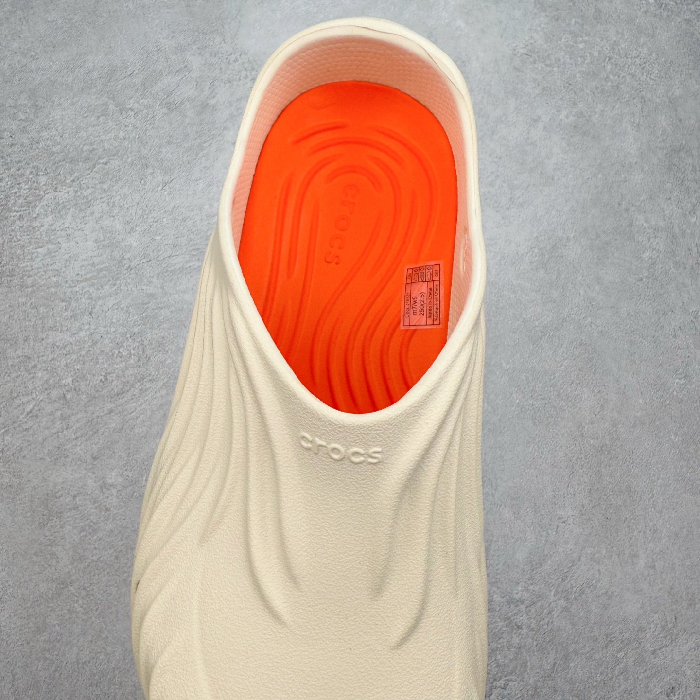 图片[5]-＃DG莞产 Crocs Classic Clog 卡骆驰经典简约休闲沙滩洞洞拖鞋凉鞋 旋风波波 透明防水袋包装 注意配件需单独购买 超轻Croslite专利材料打造 鞋面更加耐用易清洗 该鞋款轻盈舒适 2002年 经典克骆格诞生 秉承外形简单 穿着舒适的初衷 不断为消费者带来舒适的穿着体验 穿出“趣”味 鞋面洞洞可搭彰显个性的智必星 一鞋两穿 可调节式后跟带增添鞋身的稳固性能 放前面变成愜意舒适的凉拖 放后面行走跑跳更加稳妥 Croslite ™材料 封闭式细胞树脂 能够在体温作用下自动变形以适应脚部形状 涉水性优秀的同时易于清洁 抓地力强 不易打滑 Crocs的核心理念：轻便 灵活 全方位的舒适感 同步官方尺码：M4（36-37） M5（37-38）M6（38-39）M7（39-40）M8（41-42）M9（42-43）M10（43-44）M11（45-46）-选品中心