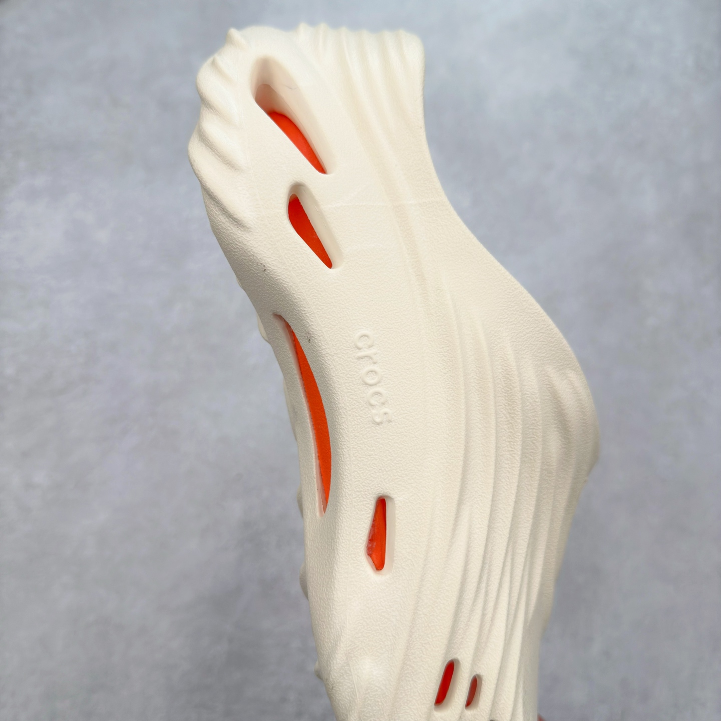 图片[6]-＃DG莞产 Crocs Classic Clog 卡骆驰经典简约休闲沙滩洞洞拖鞋凉鞋 旋风波波 透明防水袋包装 注意配件需单独购买 超轻Croslite专利材料打造 鞋面更加耐用易清洗 该鞋款轻盈舒适 2002年 经典克骆格诞生 秉承外形简单 穿着舒适的初衷 不断为消费者带来舒适的穿着体验 穿出“趣”味 鞋面洞洞可搭彰显个性的智必星 一鞋两穿 可调节式后跟带增添鞋身的稳固性能 放前面变成愜意舒适的凉拖 放后面行走跑跳更加稳妥 Croslite ™材料 封闭式细胞树脂 能够在体温作用下自动变形以适应脚部形状 涉水性优秀的同时易于清洁 抓地力强 不易打滑 Crocs的核心理念：轻便 灵活 全方位的舒适感 同步官方尺码：M4（36-37） M5（37-38）M6（38-39）M7（39-40）M8（41-42）M9（42-43）M10（43-44）M11（45-46）-选品中心