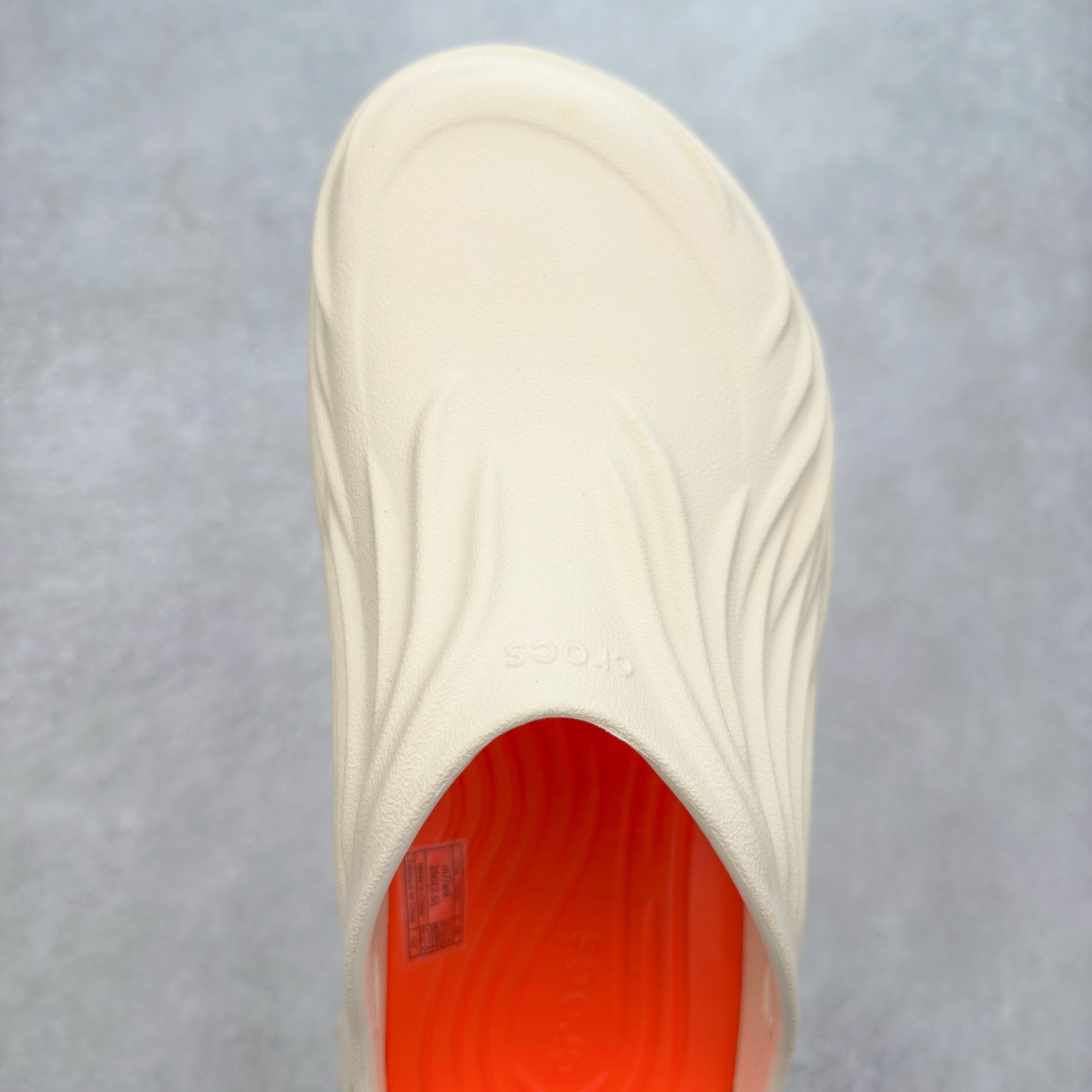 图片[4]-＃DG莞产 Crocs Classic Clog 卡骆驰经典简约休闲沙滩洞洞拖鞋凉鞋 旋风波波 透明防水袋包装 注意配件需单独购买 超轻Croslite专利材料打造 鞋面更加耐用易清洗 该鞋款轻盈舒适 2002年 经典克骆格诞生 秉承外形简单 穿着舒适的初衷 不断为消费者带来舒适的穿着体验 穿出“趣”味 鞋面洞洞可搭彰显个性的智必星 一鞋两穿 可调节式后跟带增添鞋身的稳固性能 放前面变成愜意舒适的凉拖 放后面行走跑跳更加稳妥 Croslite ™材料 封闭式细胞树脂 能够在体温作用下自动变形以适应脚部形状 涉水性优秀的同时易于清洁 抓地力强 不易打滑 Crocs的核心理念：轻便 灵活 全方位的舒适感 同步官方尺码：M4（36-37） M5（37-38）M6（38-39）M7（39-40）M8（41-42）M9（42-43）M10（43-44）M11（45-46）-选品中心