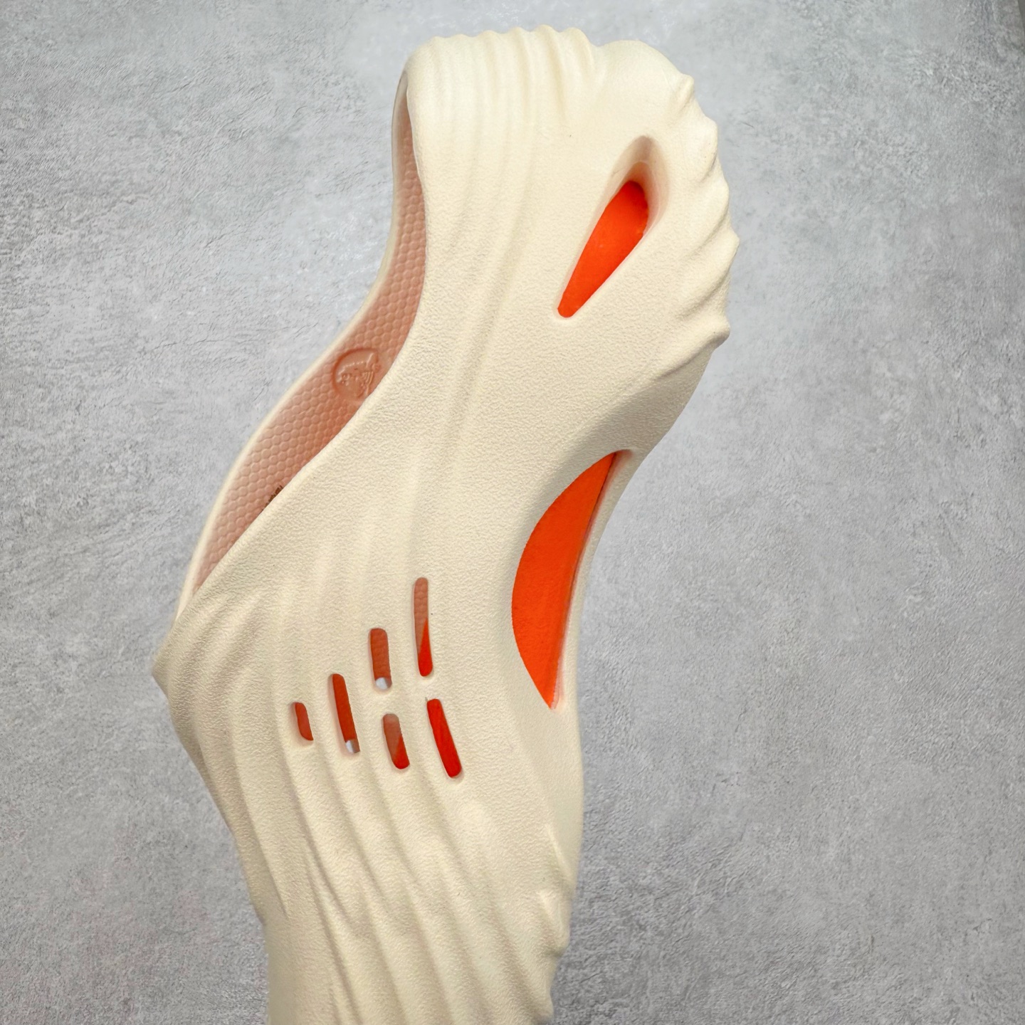 图片[7]-＃DG莞产 Crocs Classic Clog 卡骆驰经典简约休闲沙滩洞洞拖鞋凉鞋 旋风波波 透明防水袋包装 注意配件需单独购买 超轻Croslite专利材料打造 鞋面更加耐用易清洗 该鞋款轻盈舒适 2002年 经典克骆格诞生 秉承外形简单 穿着舒适的初衷 不断为消费者带来舒适的穿着体验 穿出“趣”味 鞋面洞洞可搭彰显个性的智必星 一鞋两穿 可调节式后跟带增添鞋身的稳固性能 放前面变成愜意舒适的凉拖 放后面行走跑跳更加稳妥 Croslite ™材料 封闭式细胞树脂 能够在体温作用下自动变形以适应脚部形状 涉水性优秀的同时易于清洁 抓地力强 不易打滑 Crocs的核心理念：轻便 灵活 全方位的舒适感 同步官方尺码：M4（36-37） M5（37-38）M6（38-39）M7（39-40）M8（41-42）M9（42-43）M10（43-44）M11（45-46）-选品中心