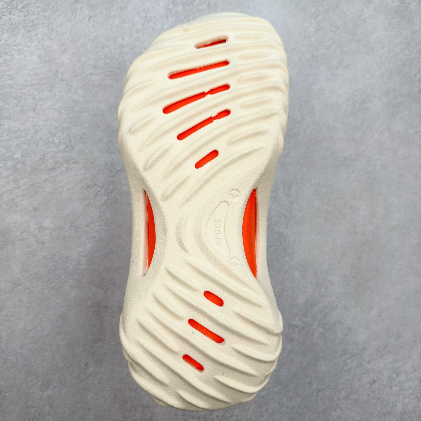 图片[9]-＃DG莞产 Crocs Classic Clog 卡骆驰经典简约休闲沙滩洞洞拖鞋凉鞋 旋风波波 透明防水袋包装 注意配件需单独购买 超轻Croslite专利材料打造 鞋面更加耐用易清洗 该鞋款轻盈舒适 2002年 经典克骆格诞生 秉承外形简单 穿着舒适的初衷 不断为消费者带来舒适的穿着体验 穿出“趣”味 鞋面洞洞可搭彰显个性的智必星 一鞋两穿 可调节式后跟带增添鞋身的稳固性能 放前面变成愜意舒适的凉拖 放后面行走跑跳更加稳妥 Croslite ™材料 封闭式细胞树脂 能够在体温作用下自动变形以适应脚部形状 涉水性优秀的同时易于清洁 抓地力强 不易打滑 Crocs的核心理念：轻便 灵活 全方位的舒适感 同步官方尺码：M4（36-37） M5（37-38）M6（38-39）M7（39-40）M8（41-42）M9（42-43）M10（43-44）M11（45-46）-选品中心