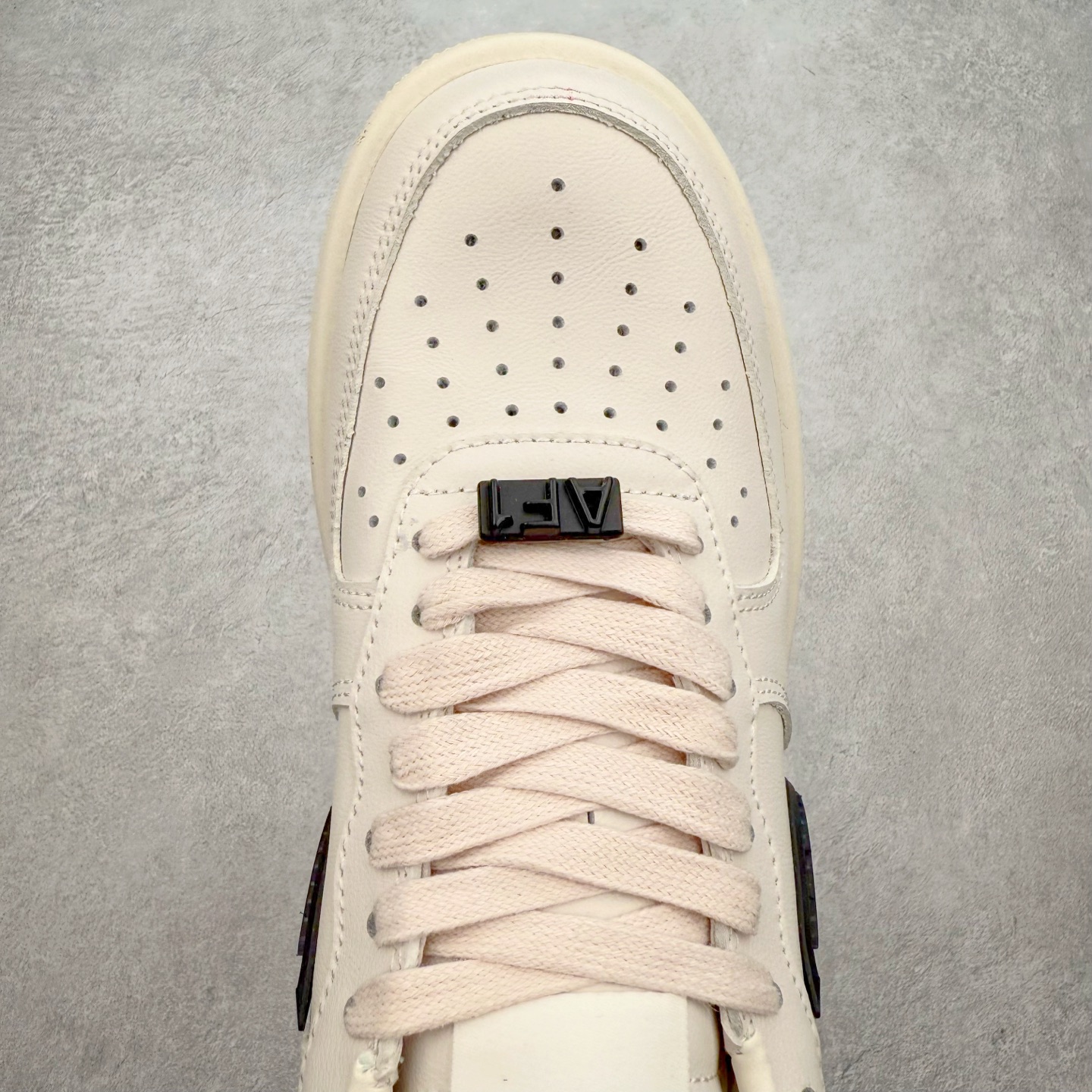 图片[4]-＃福利特价 AMBUSH x NK Air Force 1 Low 空军一号宽底版系列低帮百搭休闲运动板鞋 联名大钩 DV3464 在 Yoon Ahn 的职权范围内 AMBUSH 已经确立了自己在日本街头服饰生态系统中的主要地位 同时通过 Air Adjust Force 和一系列 Dunks 的合作帮助 他们最近在美国的东亚印记显着扩大 预计将在这个假期首次亮相 该品牌现在将其人才带入 Air Force 1，这是这两个群体年轻的四年关系中的第一次 除了之前看到的“白/黑”AF1 后者的结构始终采用优质工具 鞋面采用高端滚纹皮革 而 AMBUSH 品牌的鞋跟夹和加长的摩托车尾管 Swooshes 为下面所示的包覆设计注入了个性 相对于标志性的“三重黑”美学 深黑色产品享有上述色调的完全色调处理 除了它的中足格纹和上鞋舌品牌 它用清爽的白色细节和镀铬杜布拉斯照亮了漆黑的整体 “皇家蓝”锚定了从鞋垫到第二套服装不间断鞋底单元的所有东西 而与上述相同的装饰 – 包括鞋跟标签 – 以名义上的黄色阴影结束 尺码：36 36.5 37.5 38 38.5 39 40 40.5 41 42 42.5 43 44 44.5 45-选品中心