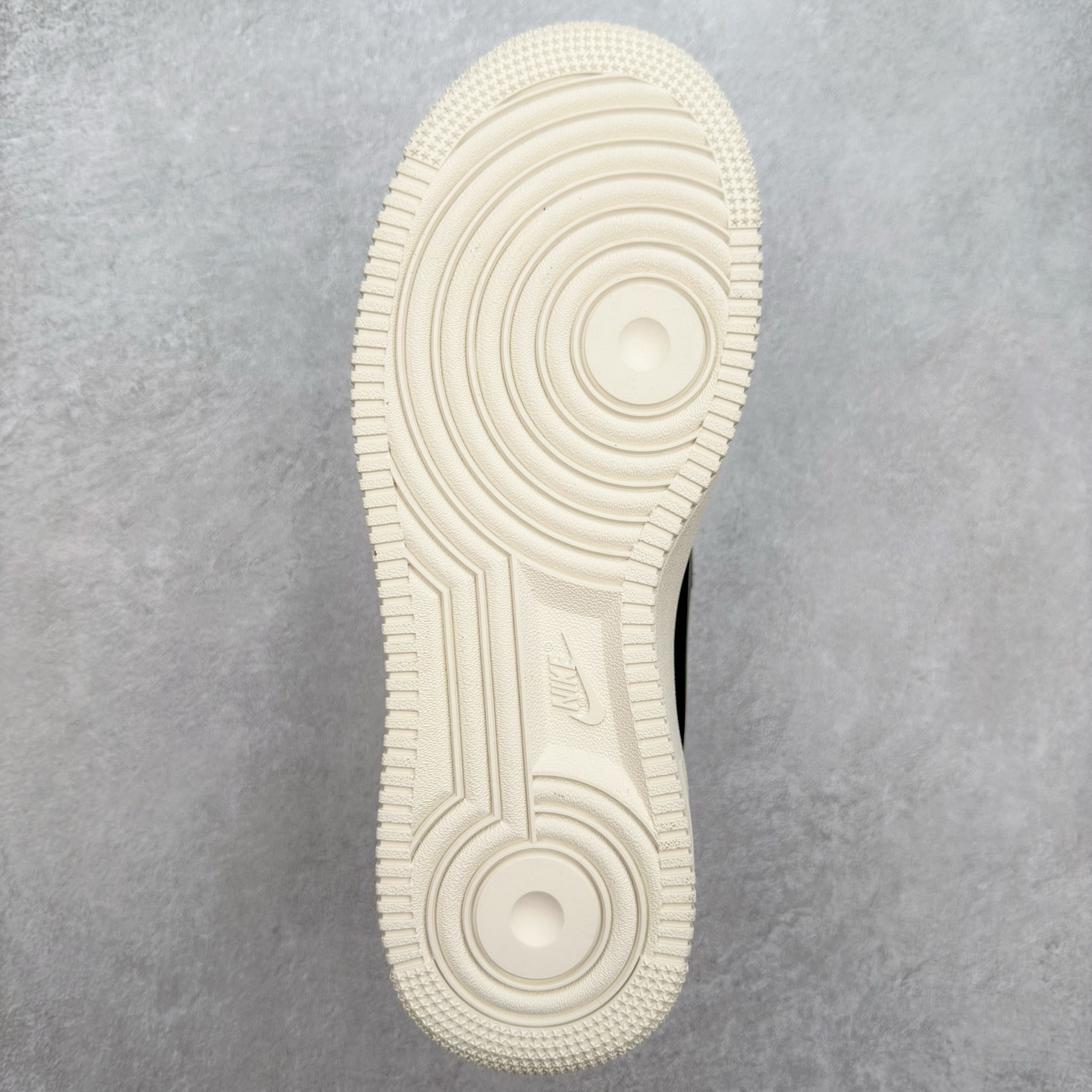 图片[9]-＃福利特价 AMBUSH x NK Air Force 1 Low 空军一号宽底版系列低帮百搭休闲运动板鞋 联名大钩 DV3464 在 Yoon Ahn 的职权范围内 AMBUSH 已经确立了自己在日本街头服饰生态系统中的主要地位 同时通过 Air Adjust Force 和一系列 Dunks 的合作帮助 他们最近在美国的东亚印记显着扩大 预计将在这个假期首次亮相 该品牌现在将其人才带入 Air Force 1，这是这两个群体年轻的四年关系中的第一次 除了之前看到的“白/黑”AF1 后者的结构始终采用优质工具 鞋面采用高端滚纹皮革 而 AMBUSH 品牌的鞋跟夹和加长的摩托车尾管 Swooshes 为下面所示的包覆设计注入了个性 相对于标志性的“三重黑”美学 深黑色产品享有上述色调的完全色调处理 除了它的中足格纹和上鞋舌品牌 它用清爽的白色细节和镀铬杜布拉斯照亮了漆黑的整体 “皇家蓝”锚定了从鞋垫到第二套服装不间断鞋底单元的所有东西 而与上述相同的装饰 – 包括鞋跟标签 – 以名义上的黄色阴影结束 尺码：36 36.5 37.5 38 38.5 39 40 40.5 41 42 42.5 43 44 44.5 45-选品中心