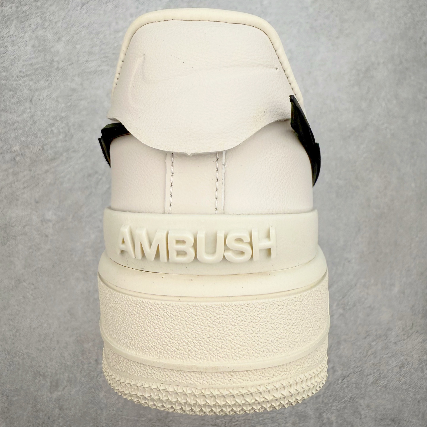图片[8]-＃福利特价 AMBUSH x NK Air Force 1 Low 空军一号宽底版系列低帮百搭休闲运动板鞋 联名大钩 DV3464 在 Yoon Ahn 的职权范围内 AMBUSH 已经确立了自己在日本街头服饰生态系统中的主要地位 同时通过 Air Adjust Force 和一系列 Dunks 的合作帮助 他们最近在美国的东亚印记显着扩大 预计将在这个假期首次亮相 该品牌现在将其人才带入 Air Force 1，这是这两个群体年轻的四年关系中的第一次 除了之前看到的“白/黑”AF1 后者的结构始终采用优质工具 鞋面采用高端滚纹皮革 而 AMBUSH 品牌的鞋跟夹和加长的摩托车尾管 Swooshes 为下面所示的包覆设计注入了个性 相对于标志性的“三重黑”美学 深黑色产品享有上述色调的完全色调处理 除了它的中足格纹和上鞋舌品牌 它用清爽的白色细节和镀铬杜布拉斯照亮了漆黑的整体 “皇家蓝”锚定了从鞋垫到第二套服装不间断鞋底单元的所有东西 而与上述相同的装饰 – 包括鞋跟标签 – 以名义上的黄色阴影结束 尺码：36 36.5 37.5 38 38.5 39 40 40.5 41 42 42.5 43 44 44.5 45-选品中心