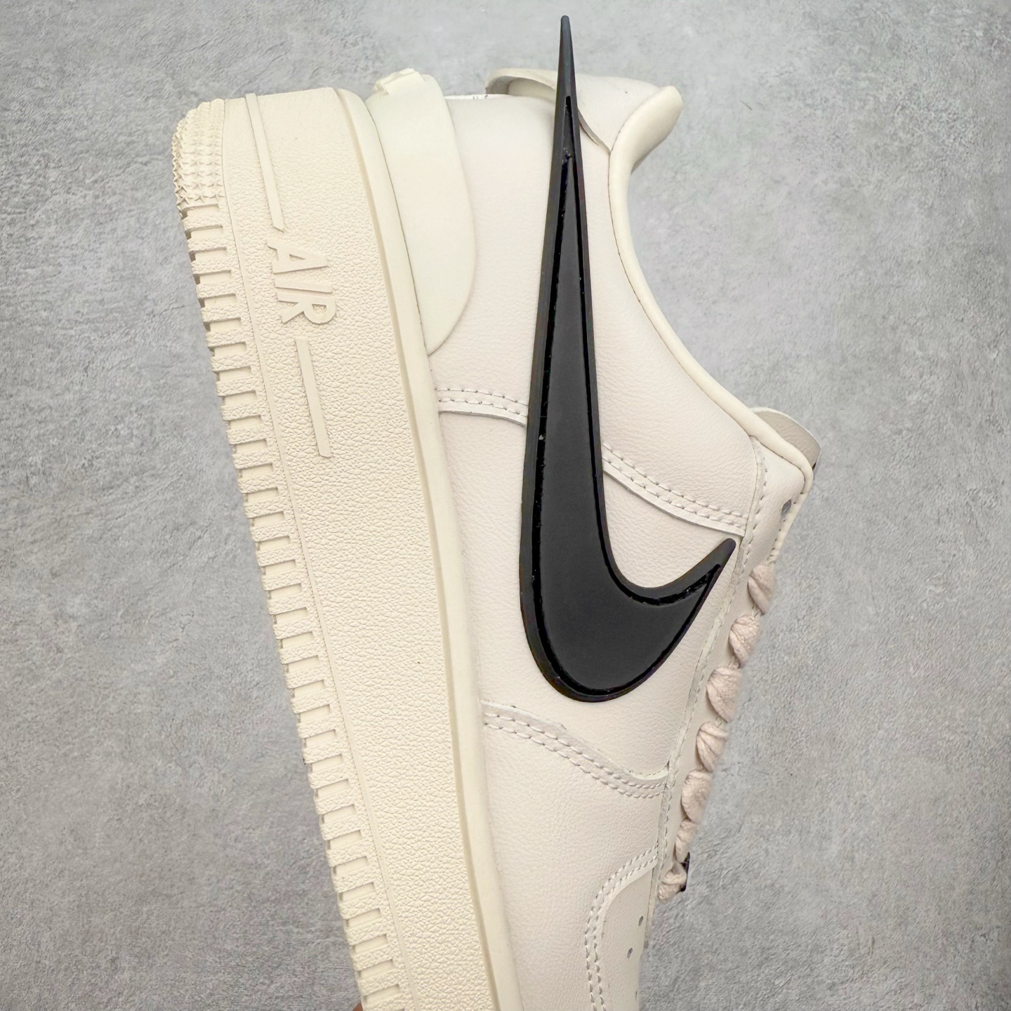 图片[6]-＃福利特价 AMBUSH x NK Air Force 1 Low 空军一号宽底版系列低帮百搭休闲运动板鞋 联名大钩 DV3464 在 Yoon Ahn 的职权范围内 AMBUSH 已经确立了自己在日本街头服饰生态系统中的主要地位 同时通过 Air Adjust Force 和一系列 Dunks 的合作帮助 他们最近在美国的东亚印记显着扩大 预计将在这个假期首次亮相 该品牌现在将其人才带入 Air Force 1，这是这两个群体年轻的四年关系中的第一次 除了之前看到的“白/黑”AF1 后者的结构始终采用优质工具 鞋面采用高端滚纹皮革 而 AMBUSH 品牌的鞋跟夹和加长的摩托车尾管 Swooshes 为下面所示的包覆设计注入了个性 相对于标志性的“三重黑”美学 深黑色产品享有上述色调的完全色调处理 除了它的中足格纹和上鞋舌品牌 它用清爽的白色细节和镀铬杜布拉斯照亮了漆黑的整体 “皇家蓝”锚定了从鞋垫到第二套服装不间断鞋底单元的所有东西 而与上述相同的装饰 – 包括鞋跟标签 – 以名义上的黄色阴影结束 尺码：36 36.5 37.5 38 38.5 39 40 40.5 41 42 42.5 43 44 44.5 45-选品中心