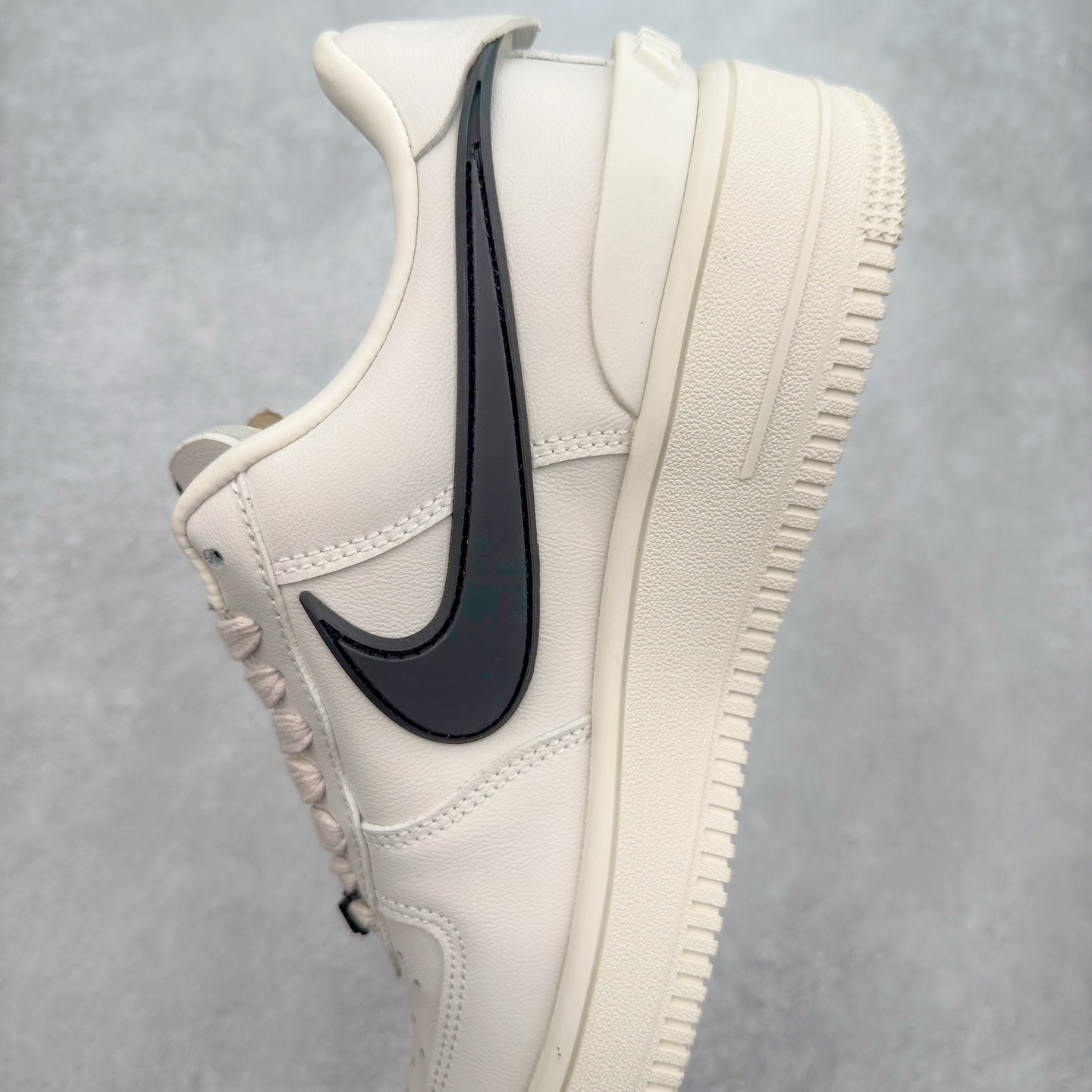 图片[7]-＃福利特价 AMBUSH x NK Air Force 1 Low 空军一号宽底版系列低帮百搭休闲运动板鞋 联名大钩 DV3464 在 Yoon Ahn 的职权范围内 AMBUSH 已经确立了自己在日本街头服饰生态系统中的主要地位 同时通过 Air Adjust Force 和一系列 Dunks 的合作帮助 他们最近在美国的东亚印记显着扩大 预计将在这个假期首次亮相 该品牌现在将其人才带入 Air Force 1，这是这两个群体年轻的四年关系中的第一次 除了之前看到的“白/黑”AF1 后者的结构始终采用优质工具 鞋面采用高端滚纹皮革 而 AMBUSH 品牌的鞋跟夹和加长的摩托车尾管 Swooshes 为下面所示的包覆设计注入了个性 相对于标志性的“三重黑”美学 深黑色产品享有上述色调的完全色调处理 除了它的中足格纹和上鞋舌品牌 它用清爽的白色细节和镀铬杜布拉斯照亮了漆黑的整体 “皇家蓝”锚定了从鞋垫到第二套服装不间断鞋底单元的所有东西 而与上述相同的装饰 – 包括鞋跟标签 – 以名义上的黄色阴影结束 尺码：36 36.5 37.5 38 38.5 39 40 40.5 41 42 42.5 43 44 44.5 45-选品中心