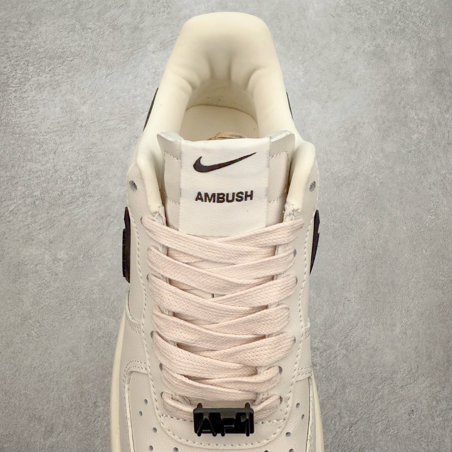 图片[5]-＃福利特价 AMBUSH x NK Air Force 1 Low 空军一号宽底版系列低帮百搭休闲运动板鞋 联名大钩 DV3464 在 Yoon Ahn 的职权范围内 AMBUSH 已经确立了自己在日本街头服饰生态系统中的主要地位 同时通过 Air Adjust Force 和一系列 Dunks 的合作帮助 他们最近在美国的东亚印记显着扩大 预计将在这个假期首次亮相 该品牌现在将其人才带入 Air Force 1，这是这两个群体年轻的四年关系中的第一次 除了之前看到的“白/黑”AF1 后者的结构始终采用优质工具 鞋面采用高端滚纹皮革 而 AMBUSH 品牌的鞋跟夹和加长的摩托车尾管 Swooshes 为下面所示的包覆设计注入了个性 相对于标志性的“三重黑”美学 深黑色产品享有上述色调的完全色调处理 除了它的中足格纹和上鞋舌品牌 它用清爽的白色细节和镀铬杜布拉斯照亮了漆黑的整体 “皇家蓝”锚定了从鞋垫到第二套服装不间断鞋底单元的所有东西 而与上述相同的装饰 – 包括鞋跟标签 – 以名义上的黄色阴影结束 尺码：36 36.5 37.5 38 38.5 39 40 40.5 41 42 42.5 43 44 44.5 45-选品中心