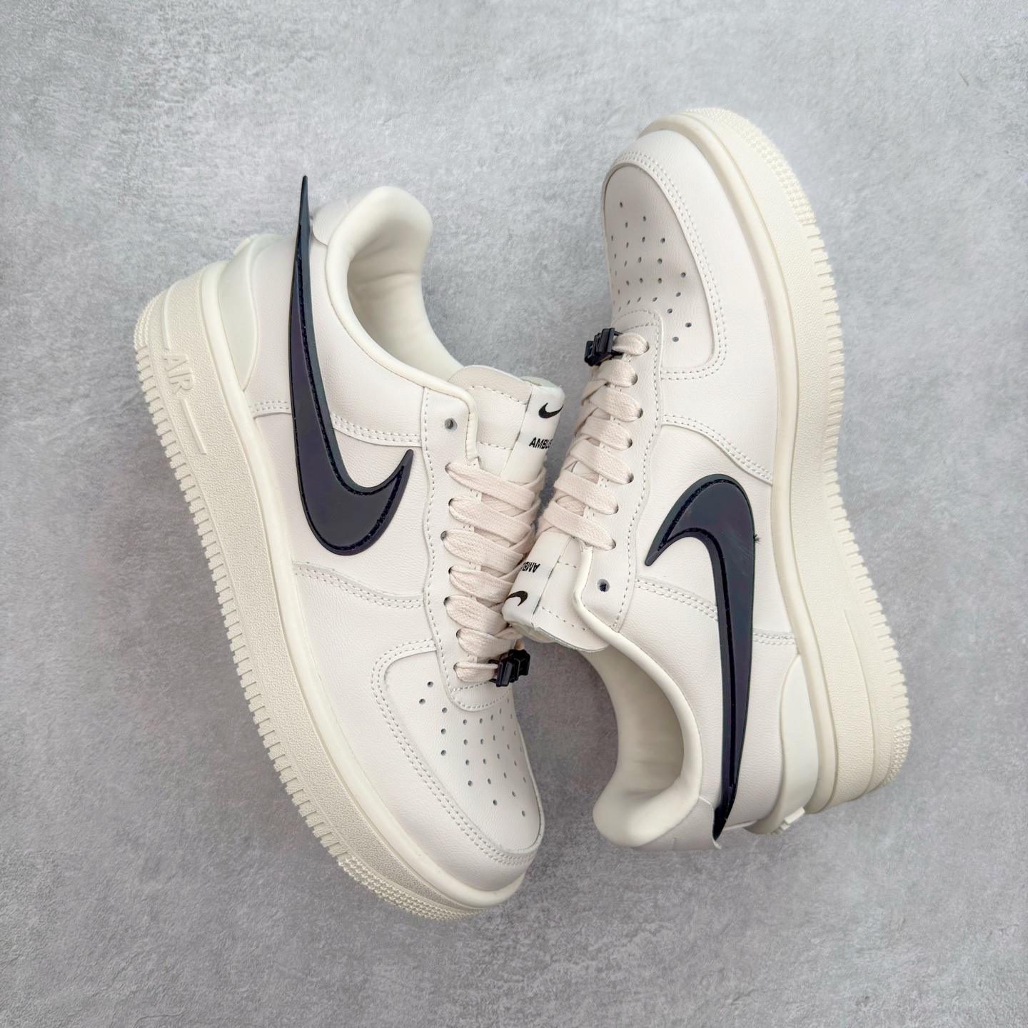 图片[3]-＃福利特价 AMBUSH x NK Air Force 1 Low 空军一号宽底版系列低帮百搭休闲运动板鞋 联名大钩 DV3464 在 Yoon Ahn 的职权范围内 AMBUSH 已经确立了自己在日本街头服饰生态系统中的主要地位 同时通过 Air Adjust Force 和一系列 Dunks 的合作帮助 他们最近在美国的东亚印记显着扩大 预计将在这个假期首次亮相 该品牌现在将其人才带入 Air Force 1，这是这两个群体年轻的四年关系中的第一次 除了之前看到的“白/黑”AF1 后者的结构始终采用优质工具 鞋面采用高端滚纹皮革 而 AMBUSH 品牌的鞋跟夹和加长的摩托车尾管 Swooshes 为下面所示的包覆设计注入了个性 相对于标志性的“三重黑”美学 深黑色产品享有上述色调的完全色调处理 除了它的中足格纹和上鞋舌品牌 它用清爽的白色细节和镀铬杜布拉斯照亮了漆黑的整体 “皇家蓝”锚定了从鞋垫到第二套服装不间断鞋底单元的所有东西 而与上述相同的装饰 – 包括鞋跟标签 – 以名义上的黄色阴影结束 尺码：36 36.5 37.5 38 38.5 39 40 40.5 41 42 42.5 43 44 44.5 45-选品中心