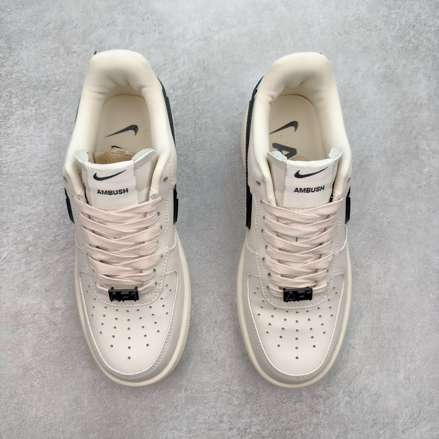 图片[2]-＃福利特价 AMBUSH x NK Air Force 1 Low 空军一号宽底版系列低帮百搭休闲运动板鞋 联名大钩 DV3464 在 Yoon Ahn 的职权范围内 AMBUSH 已经确立了自己在日本街头服饰生态系统中的主要地位 同时通过 Air Adjust Force 和一系列 Dunks 的合作帮助 他们最近在美国的东亚印记显着扩大 预计将在这个假期首次亮相 该品牌现在将其人才带入 Air Force 1，这是这两个群体年轻的四年关系中的第一次 除了之前看到的“白/黑”AF1 后者的结构始终采用优质工具 鞋面采用高端滚纹皮革 而 AMBUSH 品牌的鞋跟夹和加长的摩托车尾管 Swooshes 为下面所示的包覆设计注入了个性 相对于标志性的“三重黑”美学 深黑色产品享有上述色调的完全色调处理 除了它的中足格纹和上鞋舌品牌 它用清爽的白色细节和镀铬杜布拉斯照亮了漆黑的整体 “皇家蓝”锚定了从鞋垫到第二套服装不间断鞋底单元的所有东西 而与上述相同的装饰 – 包括鞋跟标签 – 以名义上的黄色阴影结束 尺码：36 36.5 37.5 38 38.5 39 40 40.5 41 42 42.5 43 44 44.5 45-选品中心