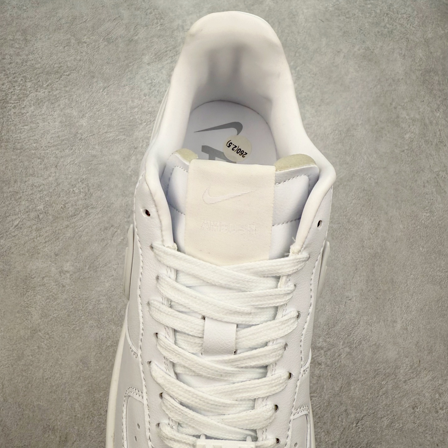 图片[5]-＃福利特价 AMBUSH x NK Air Force 1 Low 空军一号宽底版系列低帮百搭休闲运动板鞋 联名大钩 DV3464 在 Yoon Ahn 的职权范围内 AMBUSH 已经确立了自己在日本街头服饰生态系统中的主要地位 同时通过 Air Adjust Force 和一系列 Dunks 的合作帮助 他们最近在美国的东亚印记显着扩大 预计将在这个假期首次亮相 该品牌现在将其人才带入 Air Force 1，这是这两个群体年轻的四年关系中的第一次 除了之前看到的“白/黑”AF1 后者的结构始终采用优质工具 鞋面采用高端滚纹皮革 而 AMBUSH 品牌的鞋跟夹和加长的摩托车尾管 Swooshes 为下面所示的包覆设计注入了个性 相对于标志性的“三重黑”美学 深黑色产品享有上述色调的完全色调处理 除了它的中足格纹和上鞋舌品牌 它用清爽的白色细节和镀铬杜布拉斯照亮了漆黑的整体 “皇家蓝”锚定了从鞋垫到第二套服装不间断鞋底单元的所有东西 而与上述相同的装饰 – 包括鞋跟标签 – 以名义上的黄色阴影结束 尺码：36 36.5 37.5 38 38.5 39 40 40.5 41 42 42.5 43 44 44.5 45-选品中心