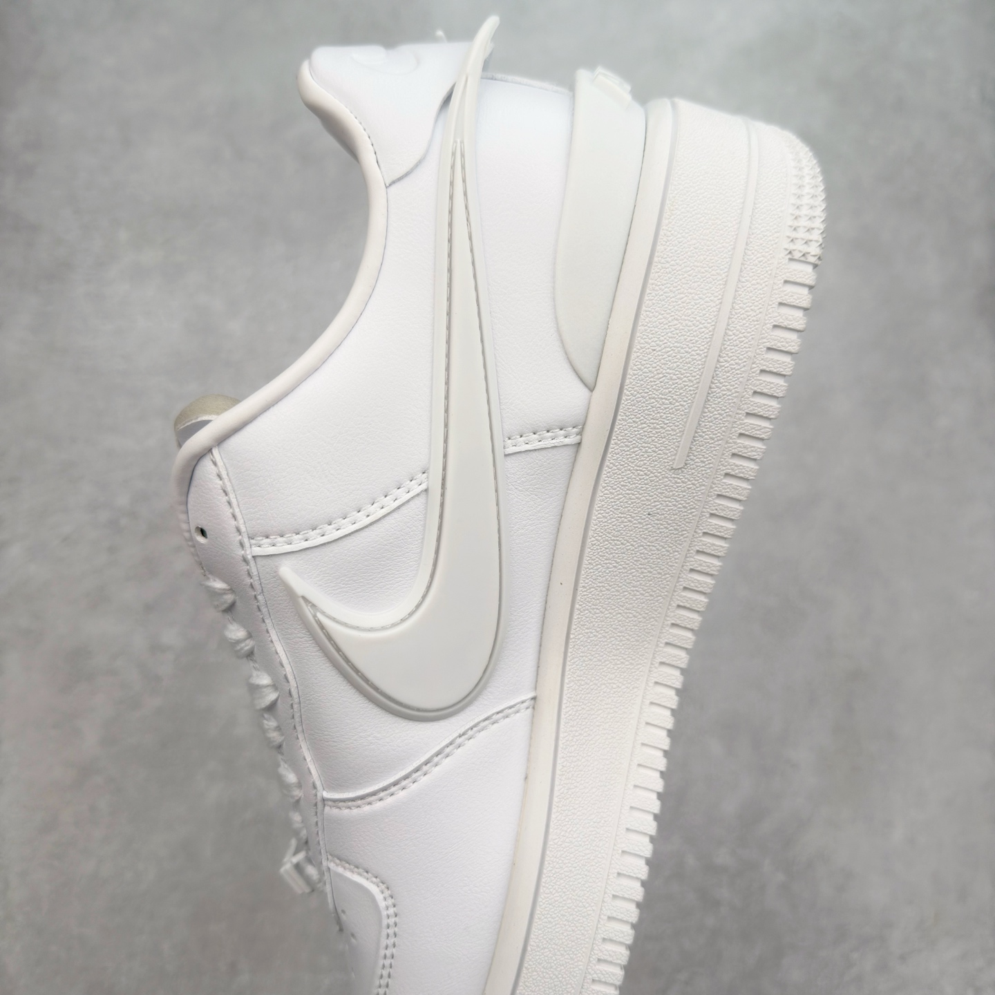 图片[7]-＃福利特价 AMBUSH x NK Air Force 1 Low 空军一号宽底版系列低帮百搭休闲运动板鞋 联名大钩 DV3464 在 Yoon Ahn 的职权范围内 AMBUSH 已经确立了自己在日本街头服饰生态系统中的主要地位 同时通过 Air Adjust Force 和一系列 Dunks 的合作帮助 他们最近在美国的东亚印记显着扩大 预计将在这个假期首次亮相 该品牌现在将其人才带入 Air Force 1，这是这两个群体年轻的四年关系中的第一次 除了之前看到的“白/黑”AF1 后者的结构始终采用优质工具 鞋面采用高端滚纹皮革 而 AMBUSH 品牌的鞋跟夹和加长的摩托车尾管 Swooshes 为下面所示的包覆设计注入了个性 相对于标志性的“三重黑”美学 深黑色产品享有上述色调的完全色调处理 除了它的中足格纹和上鞋舌品牌 它用清爽的白色细节和镀铬杜布拉斯照亮了漆黑的整体 “皇家蓝”锚定了从鞋垫到第二套服装不间断鞋底单元的所有东西 而与上述相同的装饰 – 包括鞋跟标签 – 以名义上的黄色阴影结束 尺码：36 36.5 37.5 38 38.5 39 40 40.5 41 42 42.5 43 44 44.5 45-选品中心