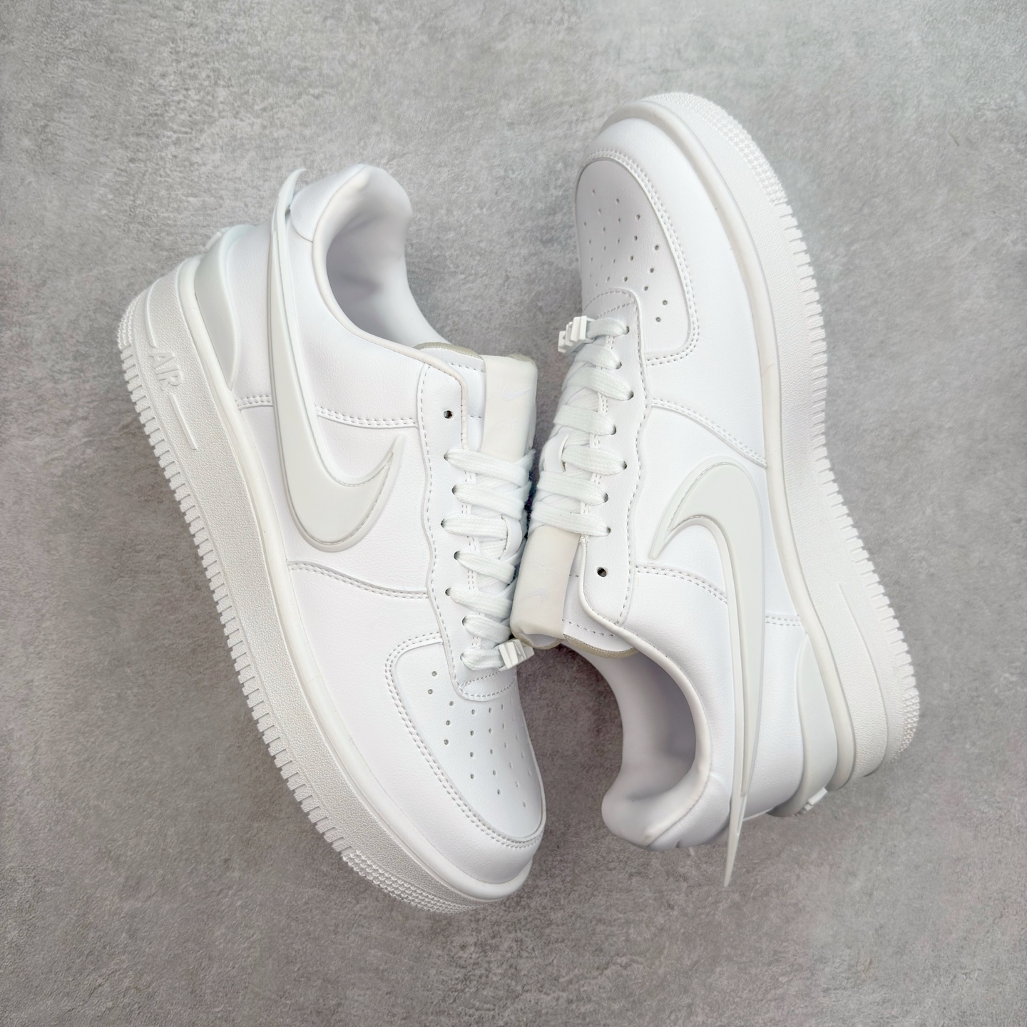 图片[3]-＃福利特价 AMBUSH x NK Air Force 1 Low 空军一号宽底版系列低帮百搭休闲运动板鞋 联名大钩 DV3464 在 Yoon Ahn 的职权范围内 AMBUSH 已经确立了自己在日本街头服饰生态系统中的主要地位 同时通过 Air Adjust Force 和一系列 Dunks 的合作帮助 他们最近在美国的东亚印记显着扩大 预计将在这个假期首次亮相 该品牌现在将其人才带入 Air Force 1，这是这两个群体年轻的四年关系中的第一次 除了之前看到的“白/黑”AF1 后者的结构始终采用优质工具 鞋面采用高端滚纹皮革 而 AMBUSH 品牌的鞋跟夹和加长的摩托车尾管 Swooshes 为下面所示的包覆设计注入了个性 相对于标志性的“三重黑”美学 深黑色产品享有上述色调的完全色调处理 除了它的中足格纹和上鞋舌品牌 它用清爽的白色细节和镀铬杜布拉斯照亮了漆黑的整体 “皇家蓝”锚定了从鞋垫到第二套服装不间断鞋底单元的所有东西 而与上述相同的装饰 – 包括鞋跟标签 – 以名义上的黄色阴影结束 尺码：36 36.5 37.5 38 38.5 39 40 40.5 41 42 42.5 43 44 44.5 45-选品中心