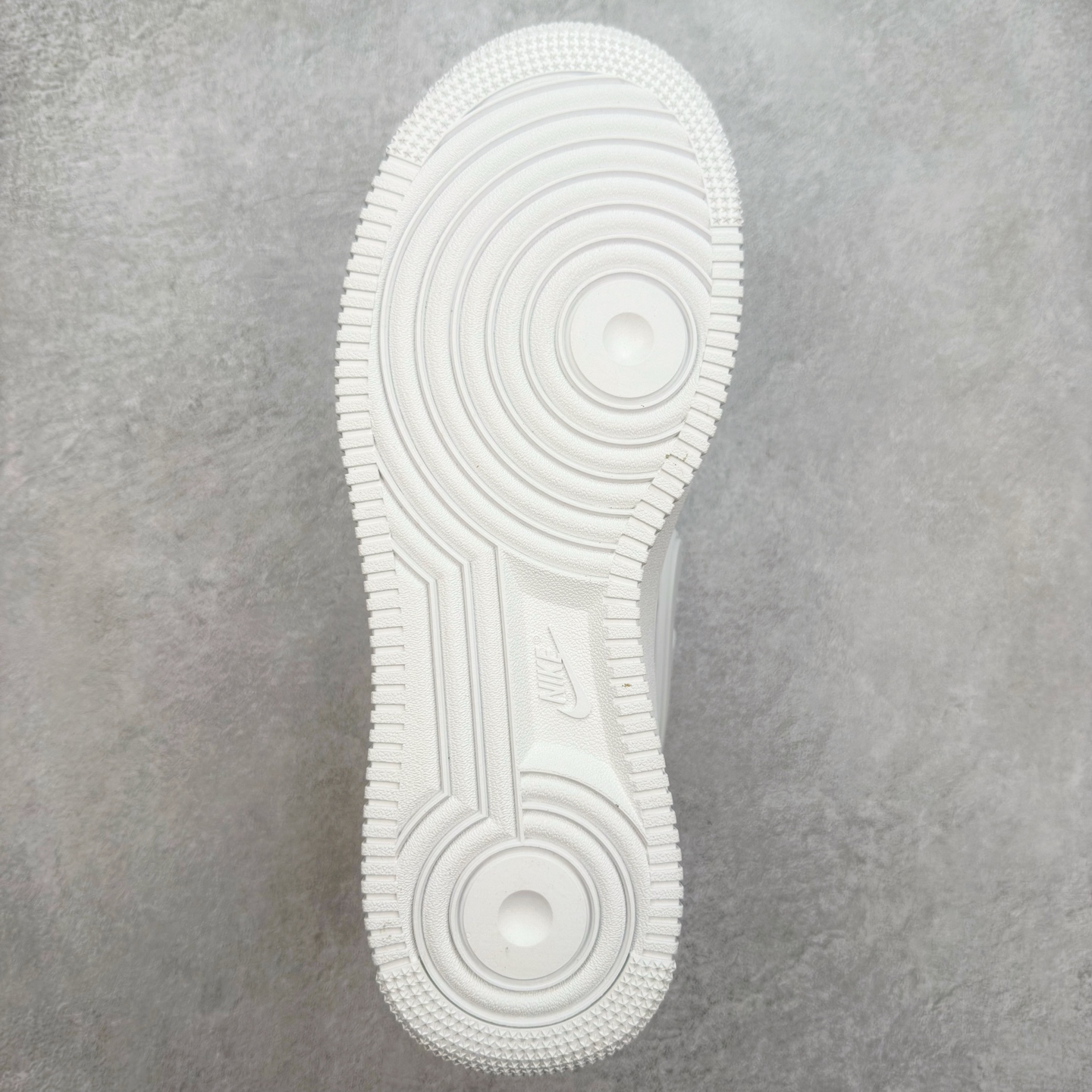 图片[9]-＃福利特价 AMBUSH x NK Air Force 1 Low 空军一号宽底版系列低帮百搭休闲运动板鞋 联名大钩 DV3464 在 Yoon Ahn 的职权范围内 AMBUSH 已经确立了自己在日本街头服饰生态系统中的主要地位 同时通过 Air Adjust Force 和一系列 Dunks 的合作帮助 他们最近在美国的东亚印记显着扩大 预计将在这个假期首次亮相 该品牌现在将其人才带入 Air Force 1，这是这两个群体年轻的四年关系中的第一次 除了之前看到的“白/黑”AF1 后者的结构始终采用优质工具 鞋面采用高端滚纹皮革 而 AMBUSH 品牌的鞋跟夹和加长的摩托车尾管 Swooshes 为下面所示的包覆设计注入了个性 相对于标志性的“三重黑”美学 深黑色产品享有上述色调的完全色调处理 除了它的中足格纹和上鞋舌品牌 它用清爽的白色细节和镀铬杜布拉斯照亮了漆黑的整体 “皇家蓝”锚定了从鞋垫到第二套服装不间断鞋底单元的所有东西 而与上述相同的装饰 – 包括鞋跟标签 – 以名义上的黄色阴影结束 尺码：36 36.5 37.5 38 38.5 39 40 40.5 41 42 42.5 43 44 44.5 45-选品中心