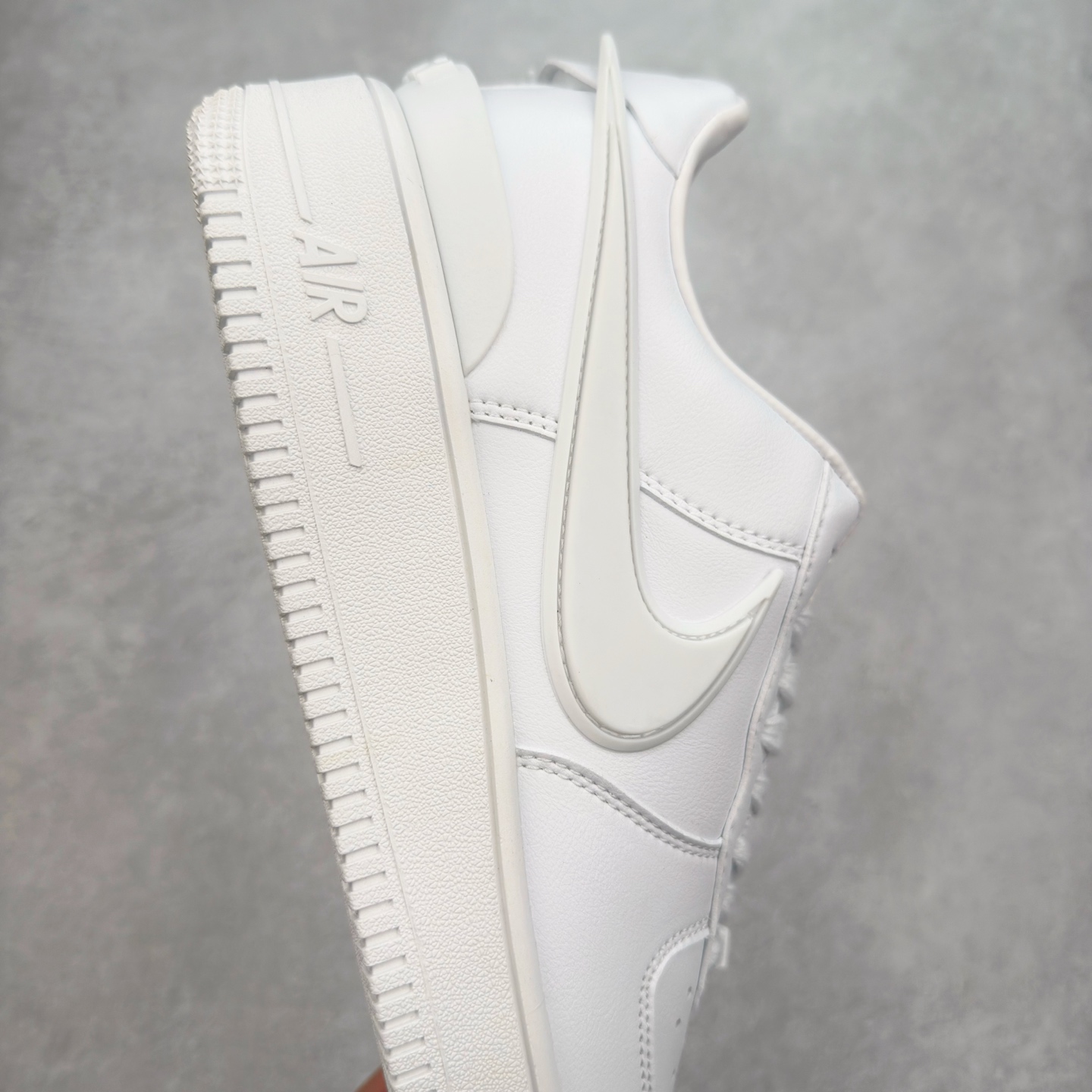 图片[6]-＃福利特价 AMBUSH x NK Air Force 1 Low 空军一号宽底版系列低帮百搭休闲运动板鞋 联名大钩 DV3464 在 Yoon Ahn 的职权范围内 AMBUSH 已经确立了自己在日本街头服饰生态系统中的主要地位 同时通过 Air Adjust Force 和一系列 Dunks 的合作帮助 他们最近在美国的东亚印记显着扩大 预计将在这个假期首次亮相 该品牌现在将其人才带入 Air Force 1，这是这两个群体年轻的四年关系中的第一次 除了之前看到的“白/黑”AF1 后者的结构始终采用优质工具 鞋面采用高端滚纹皮革 而 AMBUSH 品牌的鞋跟夹和加长的摩托车尾管 Swooshes 为下面所示的包覆设计注入了个性 相对于标志性的“三重黑”美学 深黑色产品享有上述色调的完全色调处理 除了它的中足格纹和上鞋舌品牌 它用清爽的白色细节和镀铬杜布拉斯照亮了漆黑的整体 “皇家蓝”锚定了从鞋垫到第二套服装不间断鞋底单元的所有东西 而与上述相同的装饰 – 包括鞋跟标签 – 以名义上的黄色阴影结束 尺码：36 36.5 37.5 38 38.5 39 40 40.5 41 42 42.5 43 44 44.5 45-选品中心