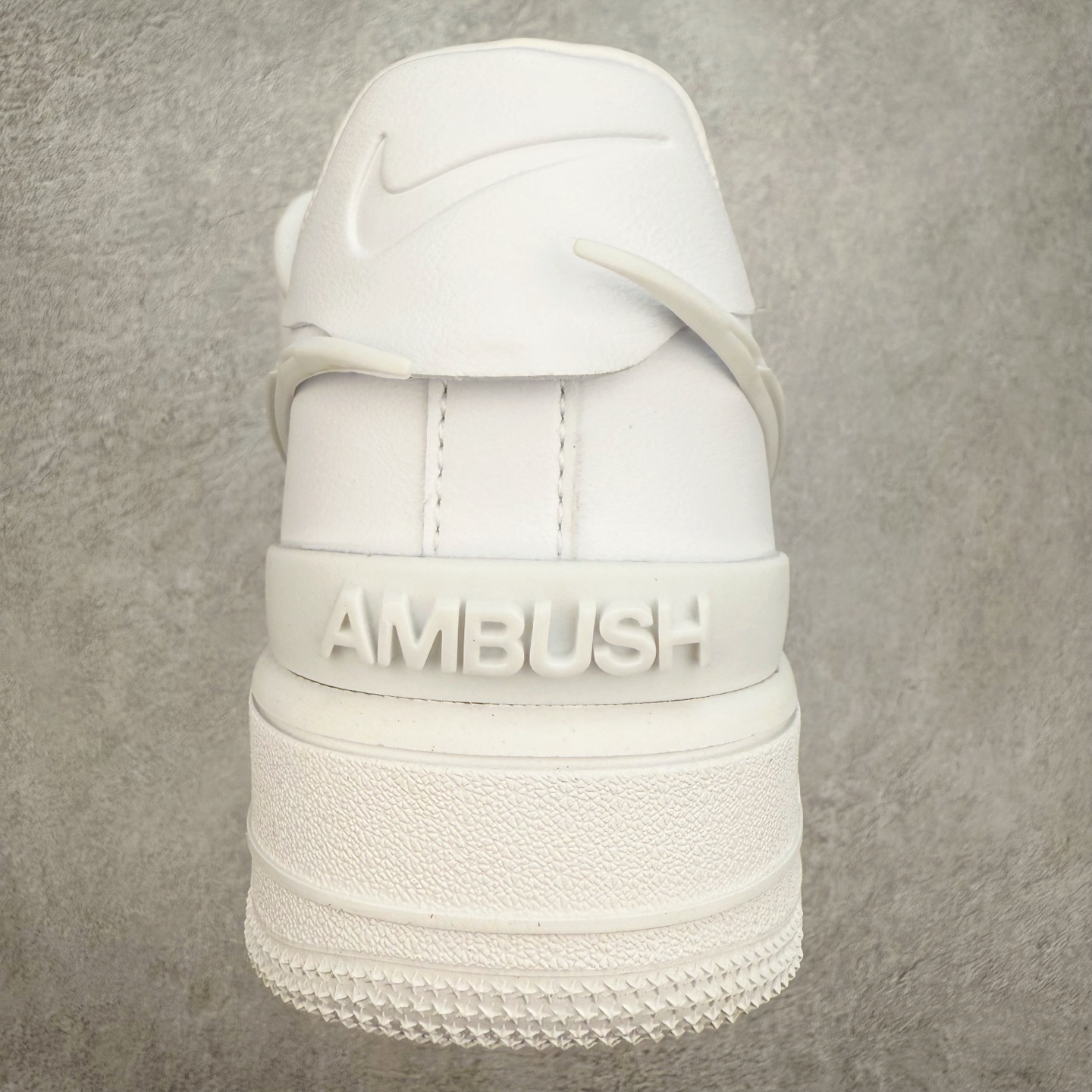 图片[8]-＃福利特价 AMBUSH x NK Air Force 1 Low 空军一号宽底版系列低帮百搭休闲运动板鞋 联名大钩 DV3464 在 Yoon Ahn 的职权范围内 AMBUSH 已经确立了自己在日本街头服饰生态系统中的主要地位 同时通过 Air Adjust Force 和一系列 Dunks 的合作帮助 他们最近在美国的东亚印记显着扩大 预计将在这个假期首次亮相 该品牌现在将其人才带入 Air Force 1，这是这两个群体年轻的四年关系中的第一次 除了之前看到的“白/黑”AF1 后者的结构始终采用优质工具 鞋面采用高端滚纹皮革 而 AMBUSH 品牌的鞋跟夹和加长的摩托车尾管 Swooshes 为下面所示的包覆设计注入了个性 相对于标志性的“三重黑”美学 深黑色产品享有上述色调的完全色调处理 除了它的中足格纹和上鞋舌品牌 它用清爽的白色细节和镀铬杜布拉斯照亮了漆黑的整体 “皇家蓝”锚定了从鞋垫到第二套服装不间断鞋底单元的所有东西 而与上述相同的装饰 – 包括鞋跟标签 – 以名义上的黄色阴影结束 尺码：36 36.5 37.5 38 38.5 39 40 40.5 41 42 42.5 43 44 44.5 45-选品中心