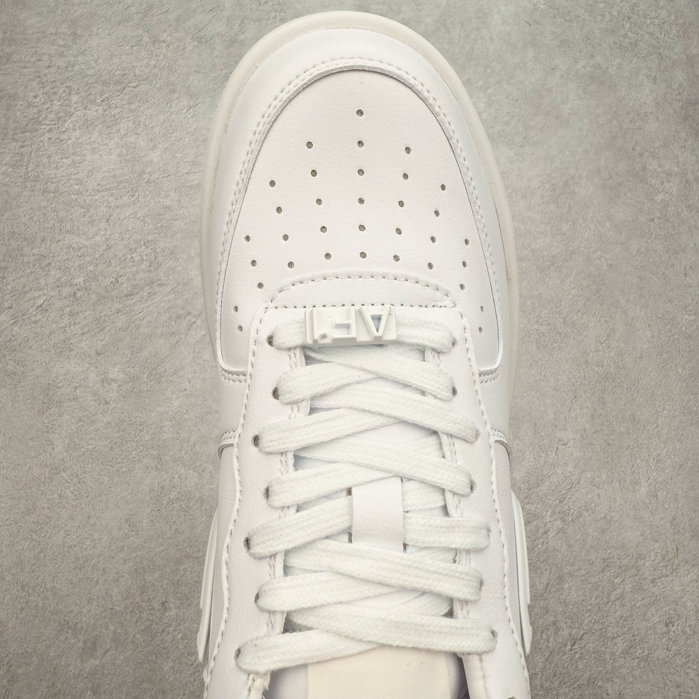 图片[4]-＃福利特价 AMBUSH x NK Air Force 1 Low 空军一号宽底版系列低帮百搭休闲运动板鞋 联名大钩 DV3464 在 Yoon Ahn 的职权范围内 AMBUSH 已经确立了自己在日本街头服饰生态系统中的主要地位 同时通过 Air Adjust Force 和一系列 Dunks 的合作帮助 他们最近在美国的东亚印记显着扩大 预计将在这个假期首次亮相 该品牌现在将其人才带入 Air Force 1，这是这两个群体年轻的四年关系中的第一次 除了之前看到的“白/黑”AF1 后者的结构始终采用优质工具 鞋面采用高端滚纹皮革 而 AMBUSH 品牌的鞋跟夹和加长的摩托车尾管 Swooshes 为下面所示的包覆设计注入了个性 相对于标志性的“三重黑”美学 深黑色产品享有上述色调的完全色调处理 除了它的中足格纹和上鞋舌品牌 它用清爽的白色细节和镀铬杜布拉斯照亮了漆黑的整体 “皇家蓝”锚定了从鞋垫到第二套服装不间断鞋底单元的所有东西 而与上述相同的装饰 – 包括鞋跟标签 – 以名义上的黄色阴影结束 尺码：36 36.5 37.5 38 38.5 39 40 40.5 41 42 42.5 43 44 44.5 45-选品中心