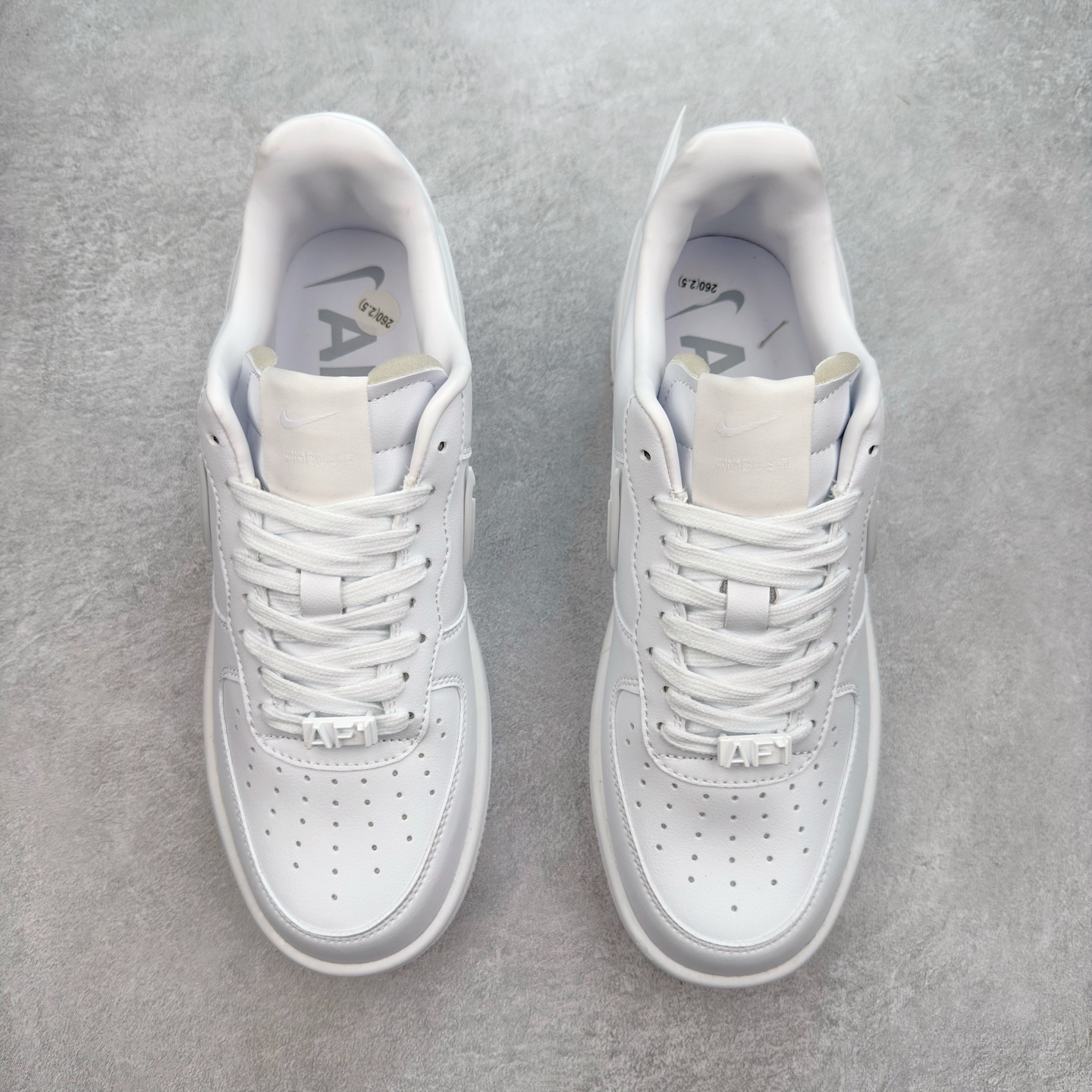 图片[2]-＃福利特价 AMBUSH x NK Air Force 1 Low 空军一号宽底版系列低帮百搭休闲运动板鞋 联名大钩 DV3464 在 Yoon Ahn 的职权范围内 AMBUSH 已经确立了自己在日本街头服饰生态系统中的主要地位 同时通过 Air Adjust Force 和一系列 Dunks 的合作帮助 他们最近在美国的东亚印记显着扩大 预计将在这个假期首次亮相 该品牌现在将其人才带入 Air Force 1，这是这两个群体年轻的四年关系中的第一次 除了之前看到的“白/黑”AF1 后者的结构始终采用优质工具 鞋面采用高端滚纹皮革 而 AMBUSH 品牌的鞋跟夹和加长的摩托车尾管 Swooshes 为下面所示的包覆设计注入了个性 相对于标志性的“三重黑”美学 深黑色产品享有上述色调的完全色调处理 除了它的中足格纹和上鞋舌品牌 它用清爽的白色细节和镀铬杜布拉斯照亮了漆黑的整体 “皇家蓝”锚定了从鞋垫到第二套服装不间断鞋底单元的所有东西 而与上述相同的装饰 – 包括鞋跟标签 – 以名义上的黄色阴影结束 尺码：36 36.5 37.5 38 38.5 39 40 40.5 41 42 42.5 43 44 44.5 45-选品中心