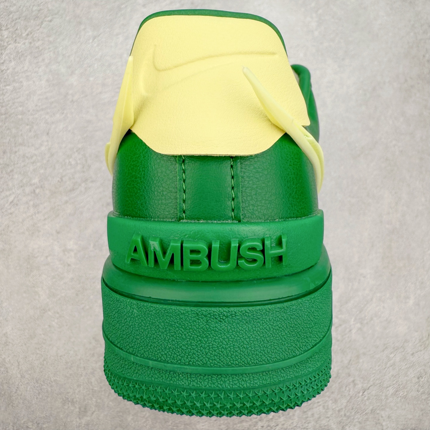 图片[8]-＃福利特价 AMBUSH x NK Air Force 1 Low 空军一号宽底版系列低帮百搭休闲运动板鞋 联名大钩 DV3464 在 Yoon Ahn 的职权范围内 AMBUSH 已经确立了自己在日本街头服饰生态系统中的主要地位 同时通过 Air Adjust Force 和一系列 Dunks 的合作帮助 他们最近在美国的东亚印记显着扩大 预计将在这个假期首次亮相 该品牌现在将其人才带入 Air Force 1，这是这两个群体年轻的四年关系中的第一次 除了之前看到的“白/黑”AF1 后者的结构始终采用优质工具 鞋面采用高端滚纹皮革 而 AMBUSH 品牌的鞋跟夹和加长的摩托车尾管 Swooshes 为下面所示的包覆设计注入了个性 相对于标志性的“三重黑”美学 深黑色产品享有上述色调的完全色调处理 除了它的中足格纹和上鞋舌品牌 它用清爽的白色细节和镀铬杜布拉斯照亮了漆黑的整体 “皇家蓝”锚定了从鞋垫到第二套服装不间断鞋底单元的所有东西 而与上述相同的装饰 – 包括鞋跟标签 – 以名义上的黄色阴影结束 尺码：36 36.5 37.5 38 38.5 39 40 40.5 41 42 42.5 43 44 44.5 45-选品中心
