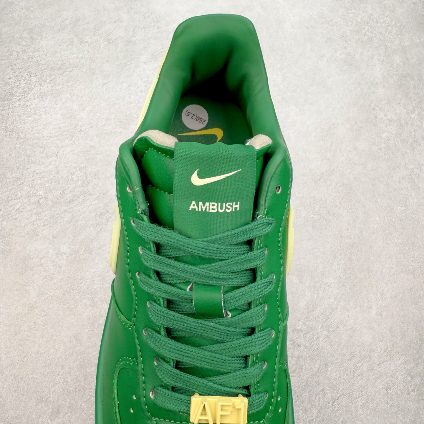 图片[5]-＃福利特价 AMBUSH x NK Air Force 1 Low 空军一号宽底版系列低帮百搭休闲运动板鞋 联名大钩 DV3464 在 Yoon Ahn 的职权范围内 AMBUSH 已经确立了自己在日本街头服饰生态系统中的主要地位 同时通过 Air Adjust Force 和一系列 Dunks 的合作帮助 他们最近在美国的东亚印记显着扩大 预计将在这个假期首次亮相 该品牌现在将其人才带入 Air Force 1，这是这两个群体年轻的四年关系中的第一次 除了之前看到的“白/黑”AF1 后者的结构始终采用优质工具 鞋面采用高端滚纹皮革 而 AMBUSH 品牌的鞋跟夹和加长的摩托车尾管 Swooshes 为下面所示的包覆设计注入了个性 相对于标志性的“三重黑”美学 深黑色产品享有上述色调的完全色调处理 除了它的中足格纹和上鞋舌品牌 它用清爽的白色细节和镀铬杜布拉斯照亮了漆黑的整体 “皇家蓝”锚定了从鞋垫到第二套服装不间断鞋底单元的所有东西 而与上述相同的装饰 – 包括鞋跟标签 – 以名义上的黄色阴影结束 尺码：36 36.5 37.5 38 38.5 39 40 40.5 41 42 42.5 43 44 44.5 45-选品中心