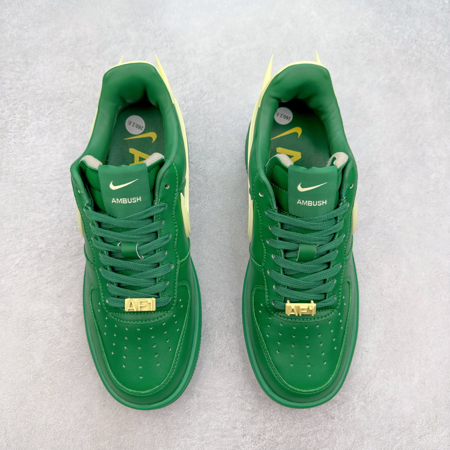 图片[2]-＃福利特价 AMBUSH x NK Air Force 1 Low 空军一号宽底版系列低帮百搭休闲运动板鞋 联名大钩 DV3464 在 Yoon Ahn 的职权范围内 AMBUSH 已经确立了自己在日本街头服饰生态系统中的主要地位 同时通过 Air Adjust Force 和一系列 Dunks 的合作帮助 他们最近在美国的东亚印记显着扩大 预计将在这个假期首次亮相 该品牌现在将其人才带入 Air Force 1，这是这两个群体年轻的四年关系中的第一次 除了之前看到的“白/黑”AF1 后者的结构始终采用优质工具 鞋面采用高端滚纹皮革 而 AMBUSH 品牌的鞋跟夹和加长的摩托车尾管 Swooshes 为下面所示的包覆设计注入了个性 相对于标志性的“三重黑”美学 深黑色产品享有上述色调的完全色调处理 除了它的中足格纹和上鞋舌品牌 它用清爽的白色细节和镀铬杜布拉斯照亮了漆黑的整体 “皇家蓝”锚定了从鞋垫到第二套服装不间断鞋底单元的所有东西 而与上述相同的装饰 – 包括鞋跟标签 – 以名义上的黄色阴影结束 尺码：36 36.5 37.5 38 38.5 39 40 40.5 41 42 42.5 43 44 44.5 45-选品中心
