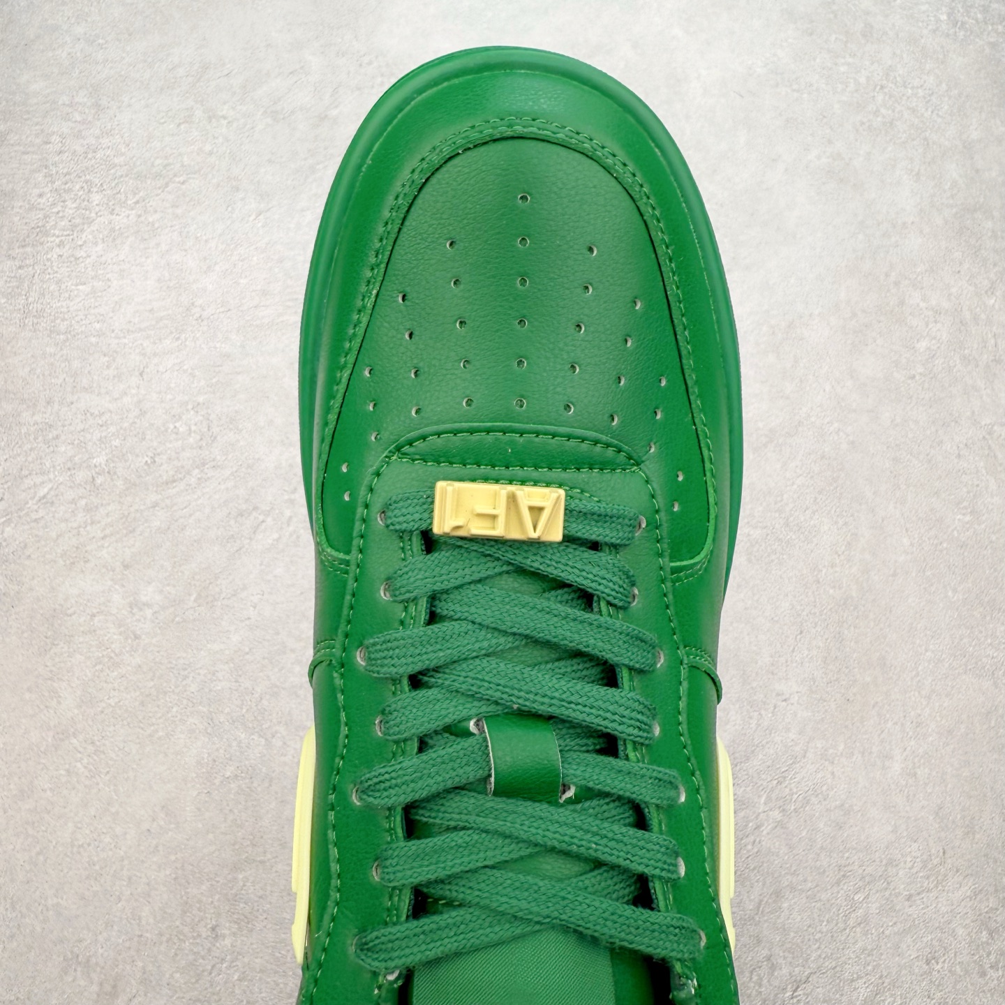 图片[4]-＃福利特价 AMBUSH x NK Air Force 1 Low 空军一号宽底版系列低帮百搭休闲运动板鞋 联名大钩 DV3464 在 Yoon Ahn 的职权范围内 AMBUSH 已经确立了自己在日本街头服饰生态系统中的主要地位 同时通过 Air Adjust Force 和一系列 Dunks 的合作帮助 他们最近在美国的东亚印记显着扩大 预计将在这个假期首次亮相 该品牌现在将其人才带入 Air Force 1，这是这两个群体年轻的四年关系中的第一次 除了之前看到的“白/黑”AF1 后者的结构始终采用优质工具 鞋面采用高端滚纹皮革 而 AMBUSH 品牌的鞋跟夹和加长的摩托车尾管 Swooshes 为下面所示的包覆设计注入了个性 相对于标志性的“三重黑”美学 深黑色产品享有上述色调的完全色调处理 除了它的中足格纹和上鞋舌品牌 它用清爽的白色细节和镀铬杜布拉斯照亮了漆黑的整体 “皇家蓝”锚定了从鞋垫到第二套服装不间断鞋底单元的所有东西 而与上述相同的装饰 – 包括鞋跟标签 – 以名义上的黄色阴影结束 尺码：36 36.5 37.5 38 38.5 39 40 40.5 41 42 42.5 43 44 44.5 45-选品中心