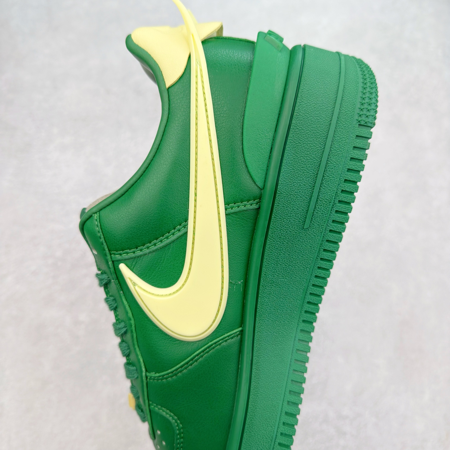 图片[7]-＃福利特价 AMBUSH x NK Air Force 1 Low 空军一号宽底版系列低帮百搭休闲运动板鞋 联名大钩 DV3464 在 Yoon Ahn 的职权范围内 AMBUSH 已经确立了自己在日本街头服饰生态系统中的主要地位 同时通过 Air Adjust Force 和一系列 Dunks 的合作帮助 他们最近在美国的东亚印记显着扩大 预计将在这个假期首次亮相 该品牌现在将其人才带入 Air Force 1，这是这两个群体年轻的四年关系中的第一次 除了之前看到的“白/黑”AF1 后者的结构始终采用优质工具 鞋面采用高端滚纹皮革 而 AMBUSH 品牌的鞋跟夹和加长的摩托车尾管 Swooshes 为下面所示的包覆设计注入了个性 相对于标志性的“三重黑”美学 深黑色产品享有上述色调的完全色调处理 除了它的中足格纹和上鞋舌品牌 它用清爽的白色细节和镀铬杜布拉斯照亮了漆黑的整体 “皇家蓝”锚定了从鞋垫到第二套服装不间断鞋底单元的所有东西 而与上述相同的装饰 – 包括鞋跟标签 – 以名义上的黄色阴影结束 尺码：36 36.5 37.5 38 38.5 39 40 40.5 41 42 42.5 43 44 44.5 45-选品中心