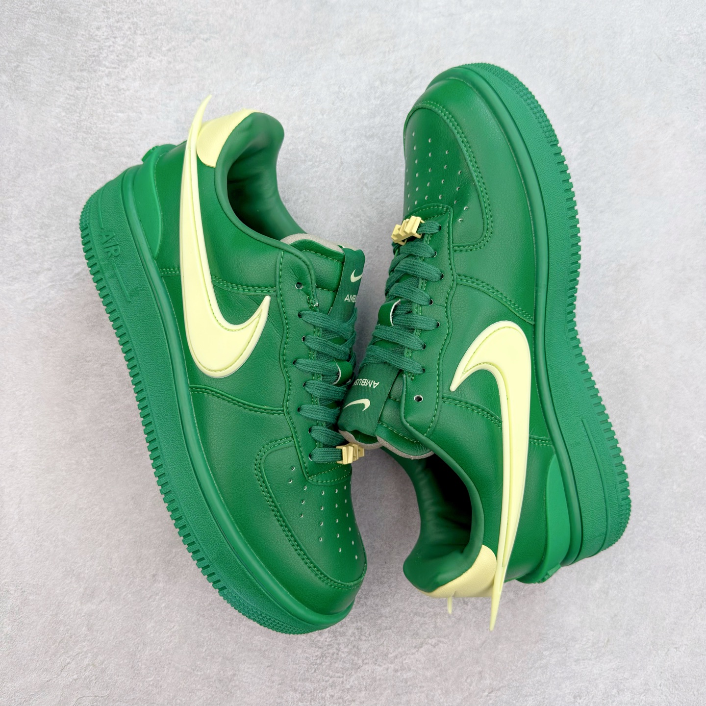 图片[3]-＃福利特价 AMBUSH x NK Air Force 1 Low 空军一号宽底版系列低帮百搭休闲运动板鞋 联名大钩 DV3464 在 Yoon Ahn 的职权范围内 AMBUSH 已经确立了自己在日本街头服饰生态系统中的主要地位 同时通过 Air Adjust Force 和一系列 Dunks 的合作帮助 他们最近在美国的东亚印记显着扩大 预计将在这个假期首次亮相 该品牌现在将其人才带入 Air Force 1，这是这两个群体年轻的四年关系中的第一次 除了之前看到的“白/黑”AF1 后者的结构始终采用优质工具 鞋面采用高端滚纹皮革 而 AMBUSH 品牌的鞋跟夹和加长的摩托车尾管 Swooshes 为下面所示的包覆设计注入了个性 相对于标志性的“三重黑”美学 深黑色产品享有上述色调的完全色调处理 除了它的中足格纹和上鞋舌品牌 它用清爽的白色细节和镀铬杜布拉斯照亮了漆黑的整体 “皇家蓝”锚定了从鞋垫到第二套服装不间断鞋底单元的所有东西 而与上述相同的装饰 – 包括鞋跟标签 – 以名义上的黄色阴影结束 尺码：36 36.5 37.5 38 38.5 39 40 40.5 41 42 42.5 43 44 44.5 45-选品中心