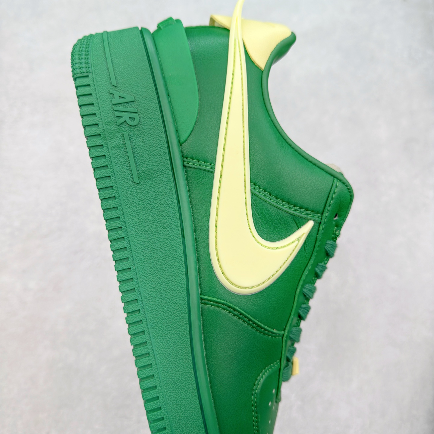 图片[6]-＃福利特价 AMBUSH x NK Air Force 1 Low 空军一号宽底版系列低帮百搭休闲运动板鞋 联名大钩 DV3464 在 Yoon Ahn 的职权范围内 AMBUSH 已经确立了自己在日本街头服饰生态系统中的主要地位 同时通过 Air Adjust Force 和一系列 Dunks 的合作帮助 他们最近在美国的东亚印记显着扩大 预计将在这个假期首次亮相 该品牌现在将其人才带入 Air Force 1，这是这两个群体年轻的四年关系中的第一次 除了之前看到的“白/黑”AF1 后者的结构始终采用优质工具 鞋面采用高端滚纹皮革 而 AMBUSH 品牌的鞋跟夹和加长的摩托车尾管 Swooshes 为下面所示的包覆设计注入了个性 相对于标志性的“三重黑”美学 深黑色产品享有上述色调的完全色调处理 除了它的中足格纹和上鞋舌品牌 它用清爽的白色细节和镀铬杜布拉斯照亮了漆黑的整体 “皇家蓝”锚定了从鞋垫到第二套服装不间断鞋底单元的所有东西 而与上述相同的装饰 – 包括鞋跟标签 – 以名义上的黄色阴影结束 尺码：36 36.5 37.5 38 38.5 39 40 40.5 41 42 42.5 43 44 44.5 45-选品中心