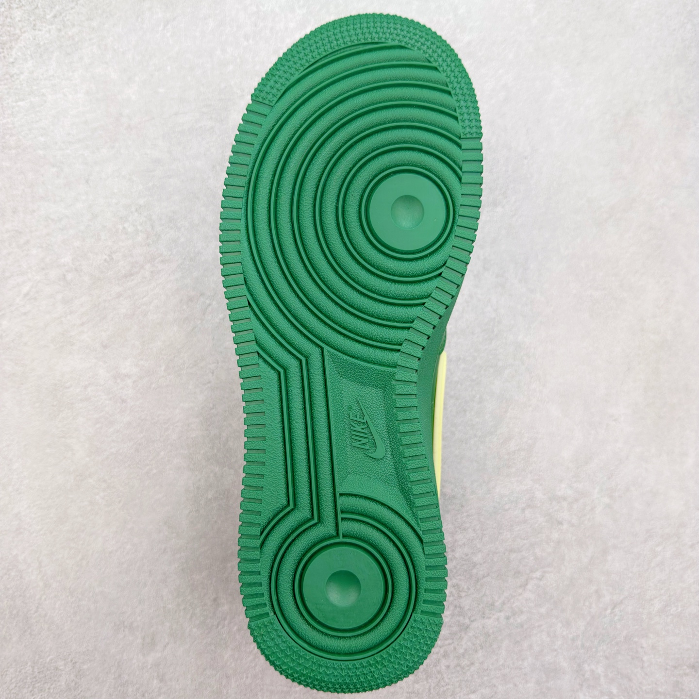 图片[9]-＃福利特价 AMBUSH x NK Air Force 1 Low 空军一号宽底版系列低帮百搭休闲运动板鞋 联名大钩 DV3464 在 Yoon Ahn 的职权范围内 AMBUSH 已经确立了自己在日本街头服饰生态系统中的主要地位 同时通过 Air Adjust Force 和一系列 Dunks 的合作帮助 他们最近在美国的东亚印记显着扩大 预计将在这个假期首次亮相 该品牌现在将其人才带入 Air Force 1，这是这两个群体年轻的四年关系中的第一次 除了之前看到的“白/黑”AF1 后者的结构始终采用优质工具 鞋面采用高端滚纹皮革 而 AMBUSH 品牌的鞋跟夹和加长的摩托车尾管 Swooshes 为下面所示的包覆设计注入了个性 相对于标志性的“三重黑”美学 深黑色产品享有上述色调的完全色调处理 除了它的中足格纹和上鞋舌品牌 它用清爽的白色细节和镀铬杜布拉斯照亮了漆黑的整体 “皇家蓝”锚定了从鞋垫到第二套服装不间断鞋底单元的所有东西 而与上述相同的装饰 – 包括鞋跟标签 – 以名义上的黄色阴影结束 尺码：36 36.5 37.5 38 38.5 39 40 40.5 41 42 42.5 43 44 44.5 45-选品中心