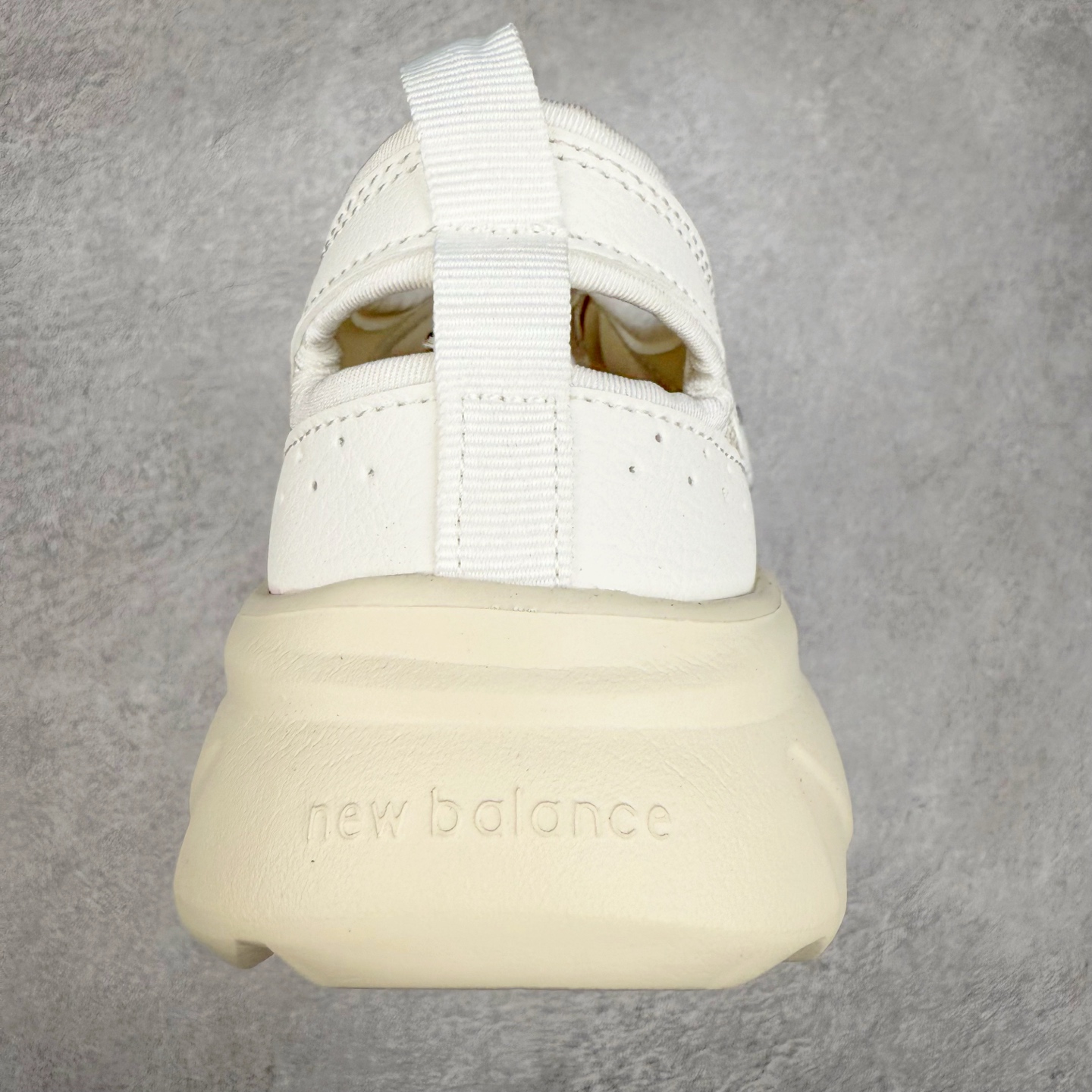 图片[8]-New Balance NB Breeze SD2202 舒适百搭 玛丽珍防滑耐磨低帮生活休闲鞋 随着潮流风向的转变，玛丽珍鞋赛道成为各大球鞋品牌竞相角逐的热门领域，这无疑为我们带来了更多样化的选择空间。这不，就在近日，New Balance 宣布将再度推出 New Balance BREEZE SD2202 鞋型的新配色。在鞋型方面，它有着标准的玛丽珍鞋外观，采用魔术贴取代了一般球鞋的鞋带系统，NB 的徽标也设置于此。鞋面正上方有大面积镂空设计，仔细观察，中底橡胶区域同样设有小孔，进一步增强了透气性。尺码：36 37 37.5 38 38.5 39 40-选品中心