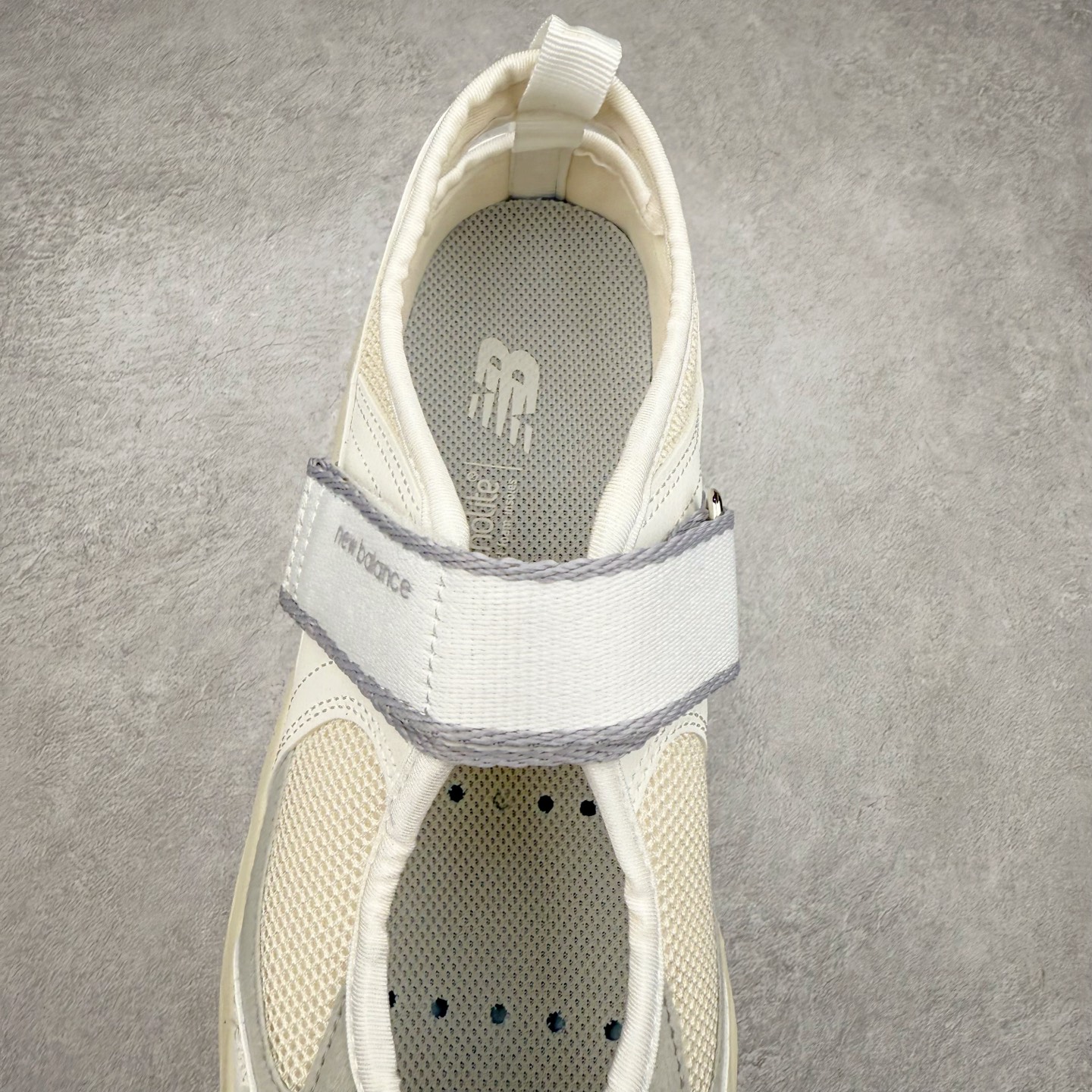 图片[5]-New Balance NB Breeze SD2202 舒适百搭 玛丽珍防滑耐磨低帮生活休闲鞋 随着潮流风向的转变，玛丽珍鞋赛道成为各大球鞋品牌竞相角逐的热门领域，这无疑为我们带来了更多样化的选择空间。这不，就在近日，New Balance 宣布将再度推出 New Balance BREEZE SD2202 鞋型的新配色。在鞋型方面，它有着标准的玛丽珍鞋外观，采用魔术贴取代了一般球鞋的鞋带系统，NB 的徽标也设置于此。鞋面正上方有大面积镂空设计，仔细观察，中底橡胶区域同样设有小孔，进一步增强了透气性。尺码：36 37 37.5 38 38.5 39 40-选品中心