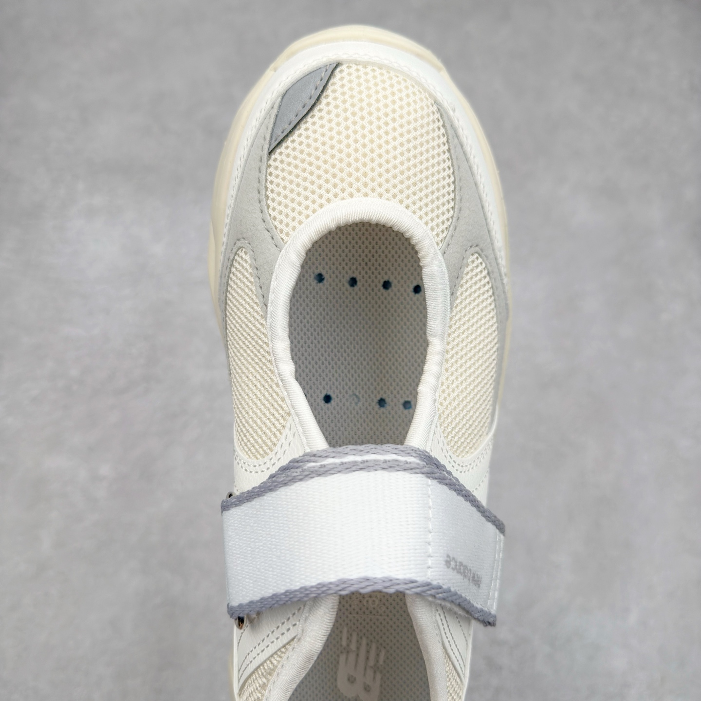 图片[4]-New Balance NB Breeze SD2202 舒适百搭 玛丽珍防滑耐磨低帮生活休闲鞋 随着潮流风向的转变，玛丽珍鞋赛道成为各大球鞋品牌竞相角逐的热门领域，这无疑为我们带来了更多样化的选择空间。这不，就在近日，New Balance 宣布将再度推出 New Balance BREEZE SD2202 鞋型的新配色。在鞋型方面，它有着标准的玛丽珍鞋外观，采用魔术贴取代了一般球鞋的鞋带系统，NB 的徽标也设置于此。鞋面正上方有大面积镂空设计，仔细观察，中底橡胶区域同样设有小孔，进一步增强了透气性。尺码：36 37 37.5 38 38.5 39 40-选品中心