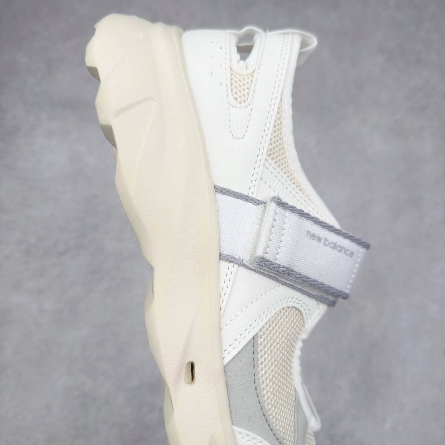 图片[6]-New Balance NB Breeze SD2202 舒适百搭 玛丽珍防滑耐磨低帮生活休闲鞋 随着潮流风向的转变，玛丽珍鞋赛道成为各大球鞋品牌竞相角逐的热门领域，这无疑为我们带来了更多样化的选择空间。这不，就在近日，New Balance 宣布将再度推出 New Balance BREEZE SD2202 鞋型的新配色。在鞋型方面，它有着标准的玛丽珍鞋外观，采用魔术贴取代了一般球鞋的鞋带系统，NB 的徽标也设置于此。鞋面正上方有大面积镂空设计，仔细观察，中底橡胶区域同样设有小孔，进一步增强了透气性。尺码：36 37 37.5 38 38.5 39 40-选品中心