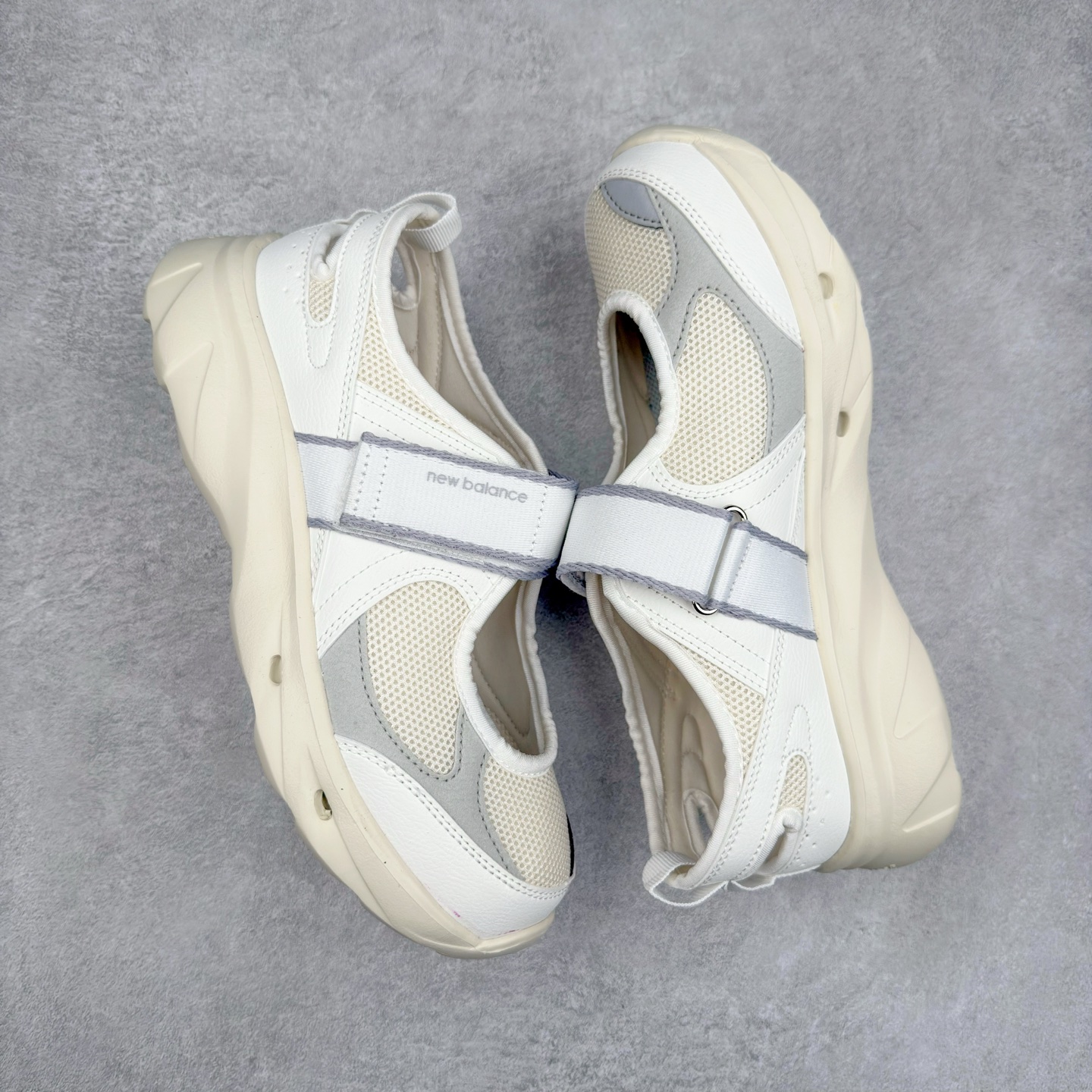 图片[3]-New Balance NB Breeze SD2202 舒适百搭 玛丽珍防滑耐磨低帮生活休闲鞋 随着潮流风向的转变，玛丽珍鞋赛道成为各大球鞋品牌竞相角逐的热门领域，这无疑为我们带来了更多样化的选择空间。这不，就在近日，New Balance 宣布将再度推出 New Balance BREEZE SD2202 鞋型的新配色。在鞋型方面，它有着标准的玛丽珍鞋外观，采用魔术贴取代了一般球鞋的鞋带系统，NB 的徽标也设置于此。鞋面正上方有大面积镂空设计，仔细观察，中底橡胶区域同样设有小孔，进一步增强了透气性。尺码：36 37 37.5 38 38.5 39 40-选品中心