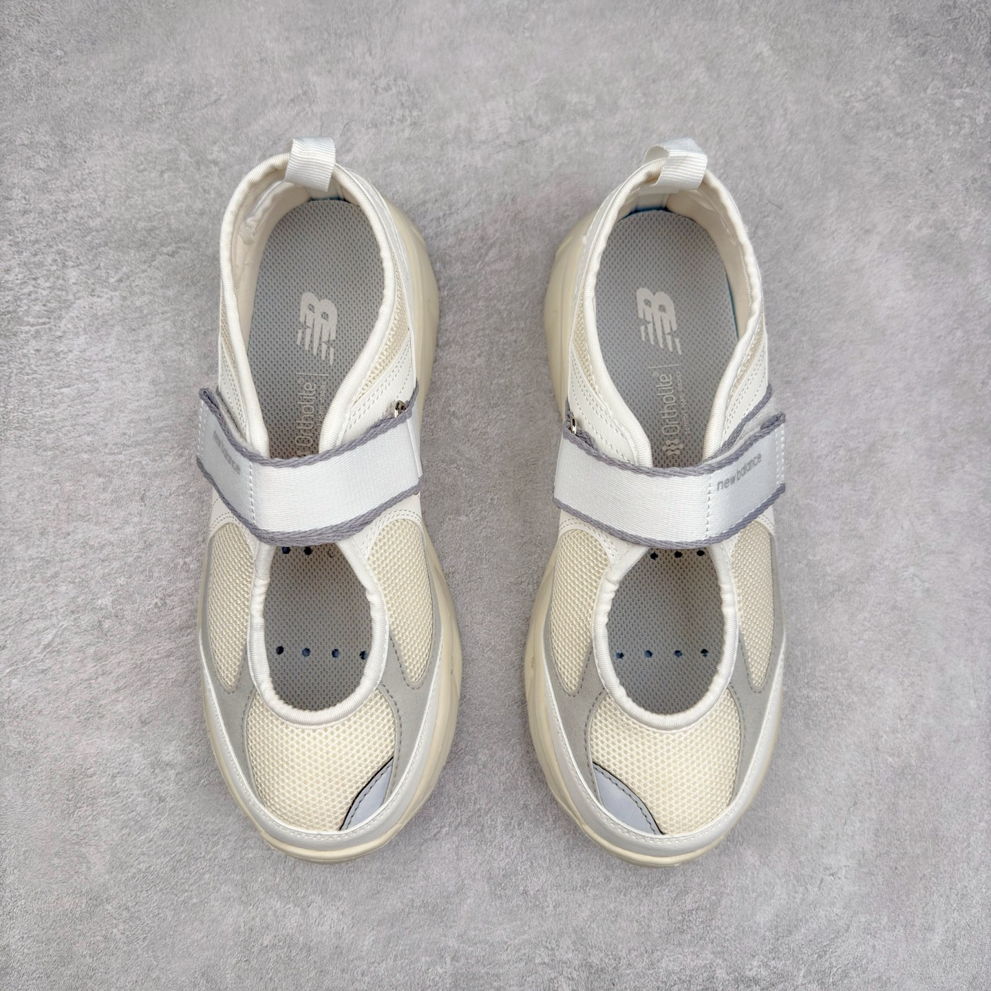 图片[2]-New Balance NB Breeze SD2202 舒适百搭 玛丽珍防滑耐磨低帮生活休闲鞋 随着潮流风向的转变，玛丽珍鞋赛道成为各大球鞋品牌竞相角逐的热门领域，这无疑为我们带来了更多样化的选择空间。这不，就在近日，New Balance 宣布将再度推出 New Balance BREEZE SD2202 鞋型的新配色。在鞋型方面，它有着标准的玛丽珍鞋外观，采用魔术贴取代了一般球鞋的鞋带系统，NB 的徽标也设置于此。鞋面正上方有大面积镂空设计，仔细观察，中底橡胶区域同样设有小孔，进一步增强了透气性。尺码：36 37 37.5 38 38.5 39 40-选品中心