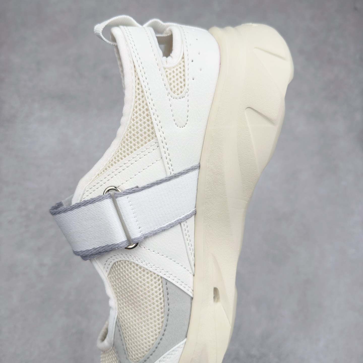 图片[7]-New Balance NB Breeze SD2202 舒适百搭 玛丽珍防滑耐磨低帮生活休闲鞋 随着潮流风向的转变，玛丽珍鞋赛道成为各大球鞋品牌竞相角逐的热门领域，这无疑为我们带来了更多样化的选择空间。这不，就在近日，New Balance 宣布将再度推出 New Balance BREEZE SD2202 鞋型的新配色。在鞋型方面，它有着标准的玛丽珍鞋外观，采用魔术贴取代了一般球鞋的鞋带系统，NB 的徽标也设置于此。鞋面正上方有大面积镂空设计，仔细观察，中底橡胶区域同样设有小孔，进一步增强了透气性。尺码：36 37 37.5 38 38.5 39 40-选品中心