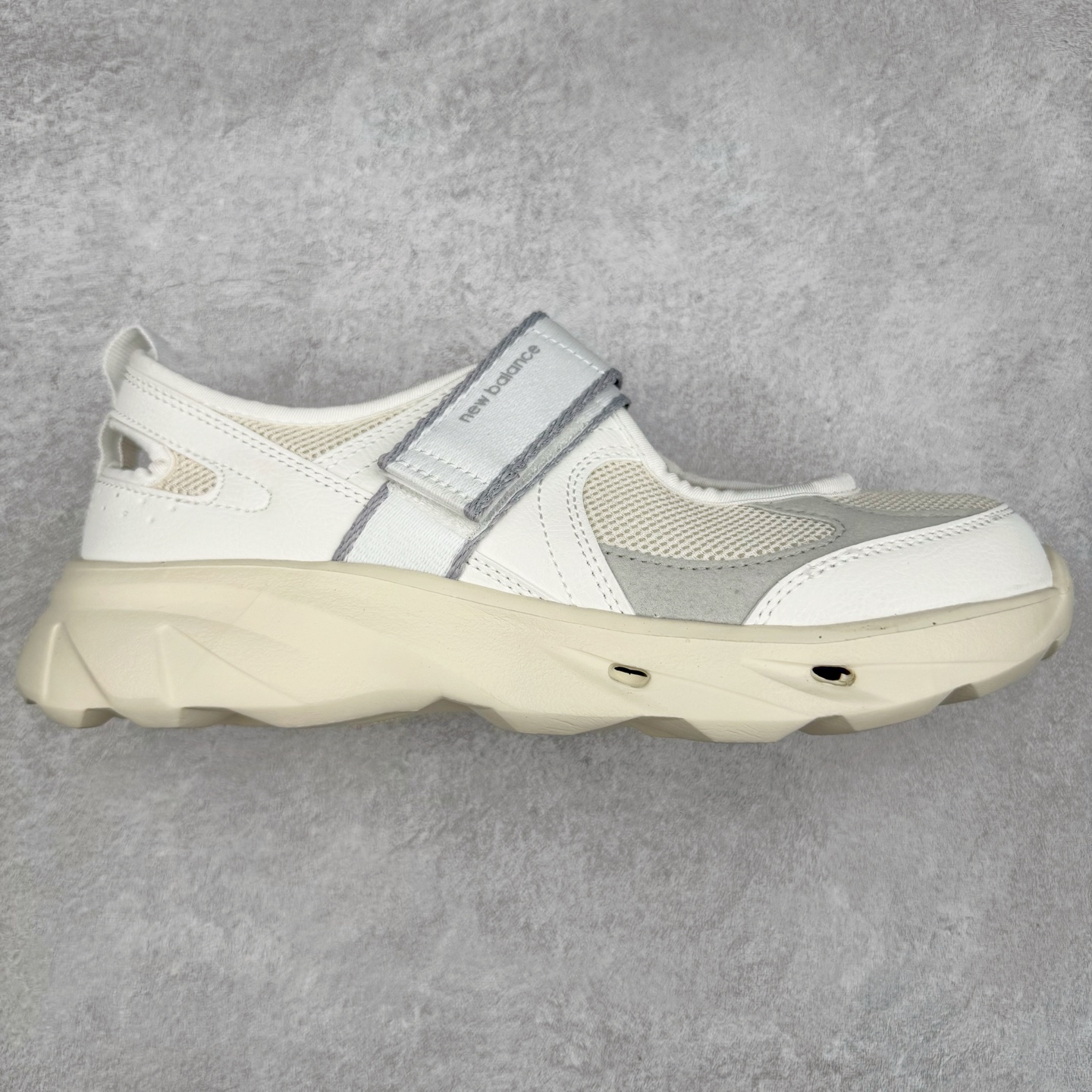 New Balance NB Breeze SD2202 舒适百搭 玛丽珍防滑耐磨低帮生活休闲鞋 随着潮流风向的转变，玛丽珍鞋赛道成为各大球鞋品牌竞相角逐的热门领域，这无疑为我们带来了更多样化的选择空间。这不，就在近日，New Balance 宣布将再度推出 New Balance BREEZE SD2202 鞋型的新配色。在鞋型方面，它有着标准的玛丽珍鞋外观，采用魔术贴取代了一般球鞋的鞋带系统，NB 的徽标也设置于此。鞋面正上方有大面积镂空设计，仔细观察，中底橡胶区域同样设有小孔，进一步增强了透气性。尺码：36 37 37.5 38 38.5 39 40-选品中心