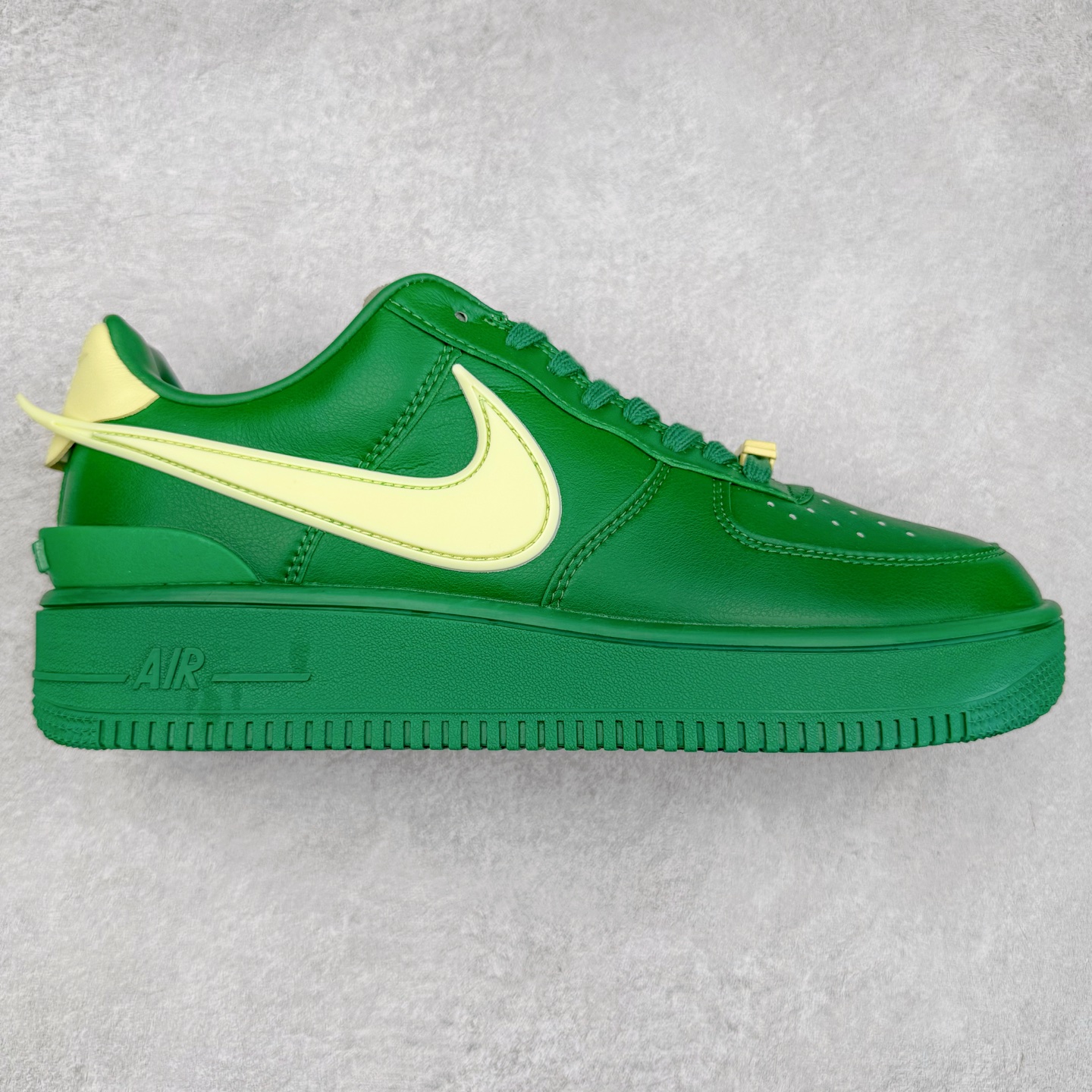 ＃福利特价 AMBUSH x NK Air Force 1 Low 空军一号宽底版系列低帮百搭休闲运动板鞋 联名大钩 DV3464 在 Yoon Ahn 的职权范围内 AMBUSH 已经确立了自己在日本街头服饰生态系统中的主要地位 同时通过 Air Adjust Force 和一系列 Dunks 的合作帮助 他们最近在美国的东亚印记显着扩大 预计将在这个假期首次亮相 该品牌现在将其人才带入 Air Force 1，这是这两个群体年轻的四年关系中的第一次 除了之前看到的“白/黑”AF1 后者的结构始终采用优质工具 鞋面采用高端滚纹皮革 而 AMBUSH 品牌的鞋跟夹和加长的摩托车尾管 Swooshes 为下面所示的包覆设计注入了个性 相对于标志性的“三重黑”美学 深黑色产品享有上述色调的完全色调处理 除了它的中足格纹和上鞋舌品牌 它用清爽的白色细节和镀铬杜布拉斯照亮了漆黑的整体 “皇家蓝”锚定了从鞋垫到第二套服装不间断鞋底单元的所有东西 而与上述相同的装饰 – 包括鞋跟标签 – 以名义上的黄色阴影结束 尺码：36 36.5 37.5 38 38.5 39 40 40.5 41 42 42.5 43 44 44.5 45-选品中心