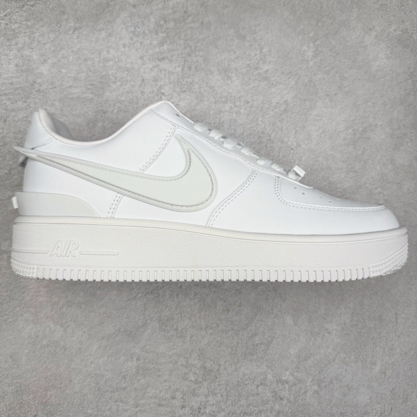 ＃福利特价 AMBUSH x NK Air Force 1 Low 空军一号宽底版系列低帮百搭休闲运动板鞋 联名大钩 DV3464 在 Yoon Ahn 的职权范围内 AMBUSH 已经确立了自己在日本街头服饰生态系统中的主要地位 同时通过 Air Adjust Force 和一系列 Dunks 的合作帮助 他们最近在美国的东亚印记显着扩大 预计将在这个假期首次亮相 该品牌现在将其人才带入 Air Force 1，这是这两个群体年轻的四年关系中的第一次 除了之前看到的“白/黑”AF1 后者的结构始终采用优质工具 鞋面采用高端滚纹皮革 而 AMBUSH 品牌的鞋跟夹和加长的摩托车尾管 Swooshes 为下面所示的包覆设计注入了个性 相对于标志性的“三重黑”美学 深黑色产品享有上述色调的完全色调处理 除了它的中足格纹和上鞋舌品牌 它用清爽的白色细节和镀铬杜布拉斯照亮了漆黑的整体 “皇家蓝”锚定了从鞋垫到第二套服装不间断鞋底单元的所有东西 而与上述相同的装饰 – 包括鞋跟标签 – 以名义上的黄色阴影结束 尺码：36 36.5 37.5 38 38.5 39 40 40.5 41 42 42.5 43 44 44.5 45-选品中心